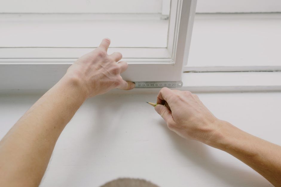 Taking window measurements inside a brick opening Taking window measurements inside a brick opening