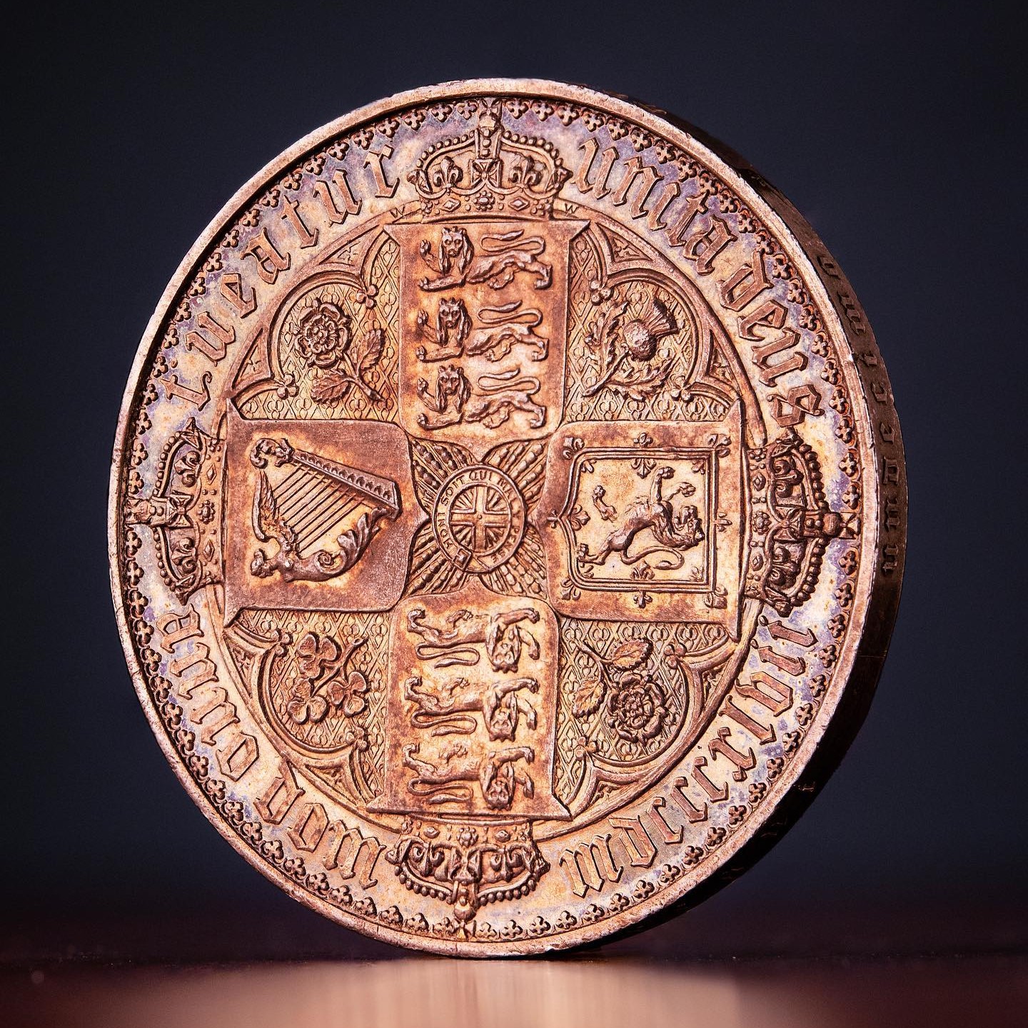 Zilveren Gothic Crown van koningin Victoria uit 1847 met regenboogkleurige toning