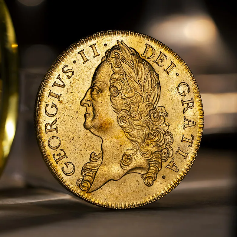 Oude gouden munt met het portret van koning George II en de inscriptie “GEORGIVS II DEI GRATIA”.
