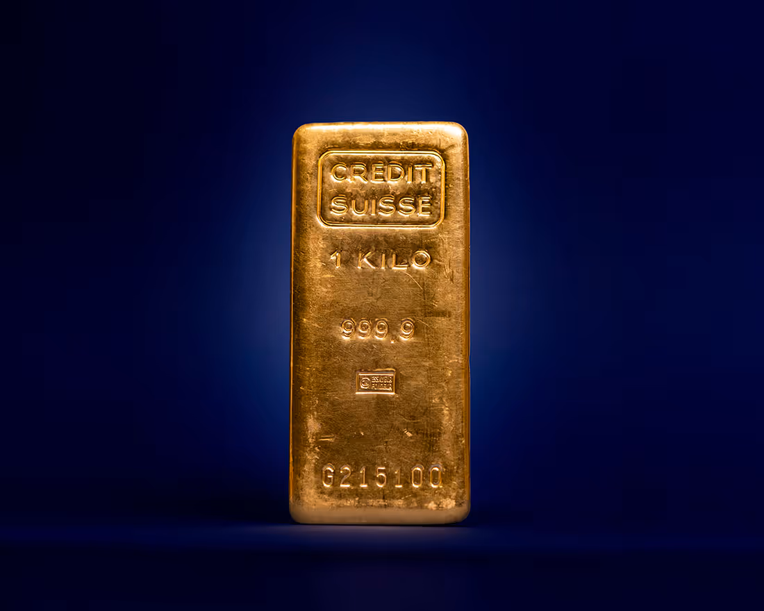 Goudbaar van 1 kilo met opschrift Credit Suisse, gehalte 999,9 en serienummer, staand tegen een donkere blauwe achtergrond.