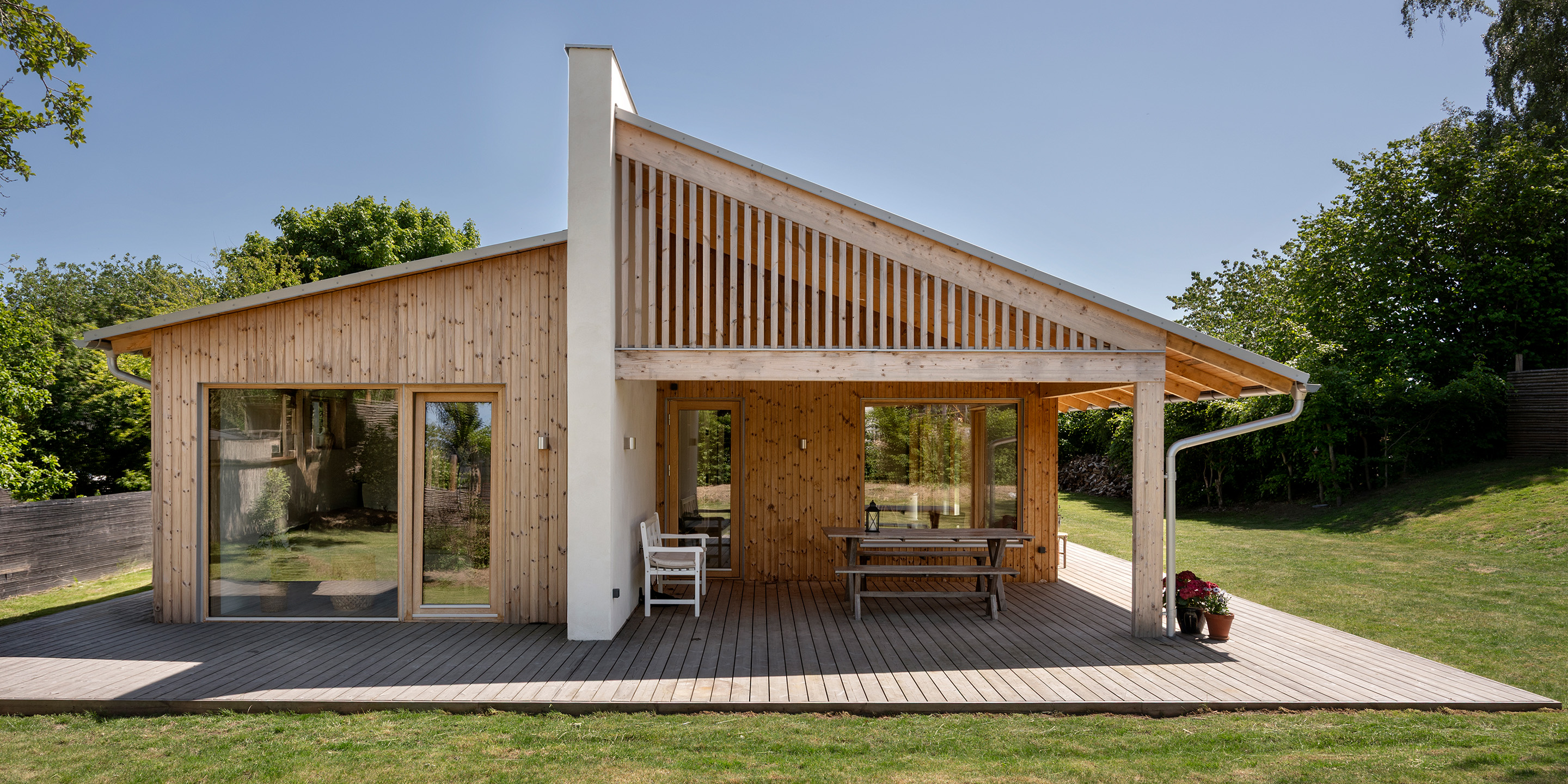 Nybygget villa med træfacade