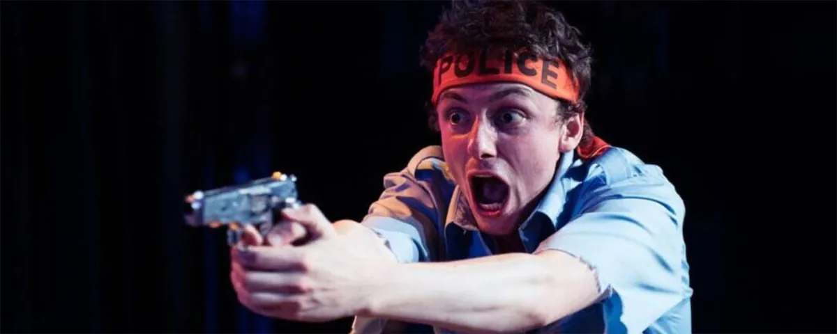 Fin, fin et fin : le spectacle déjanté qui pique-nique pendant l'apocalypse