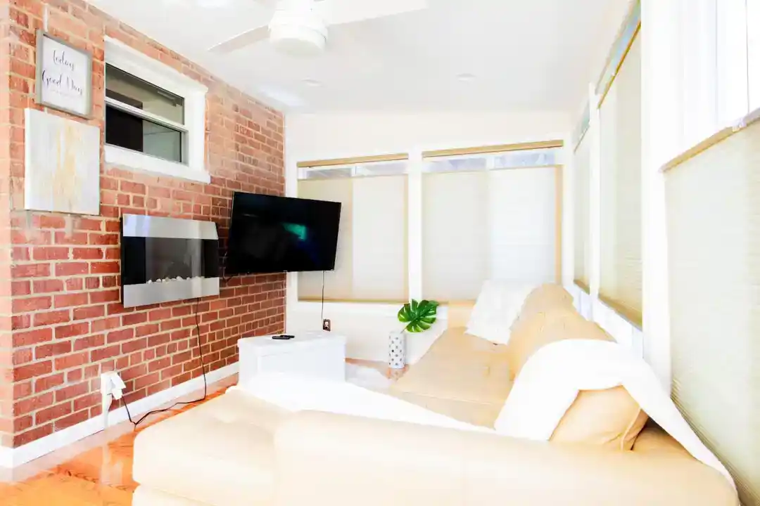 A spacious townhouse accommodation in Washington DC with a kitchen equipped with modern appliances