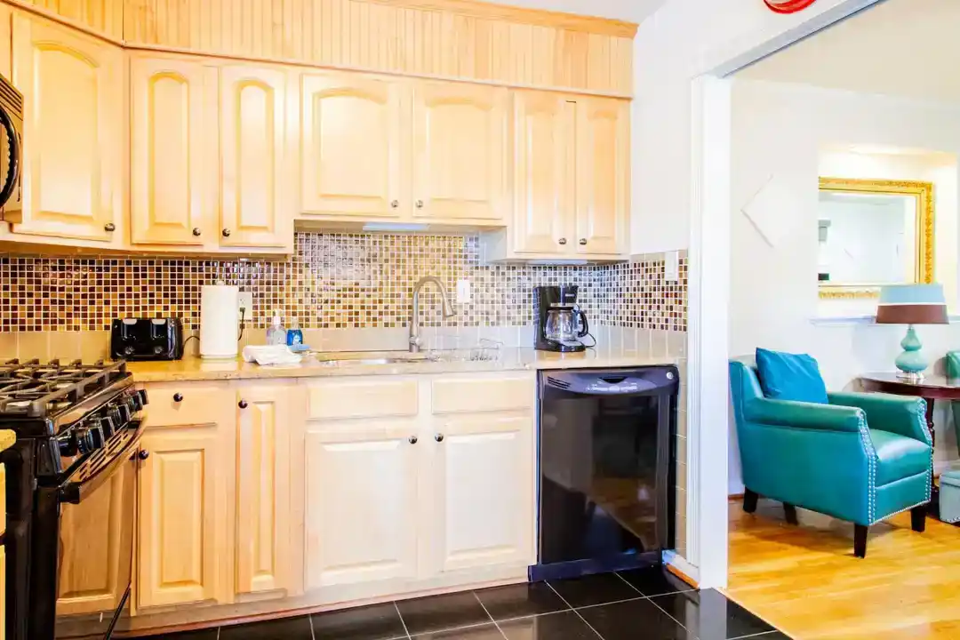 A townhouse rental in Washington DC with a deck equipped with a table and chairs for outdoor dining