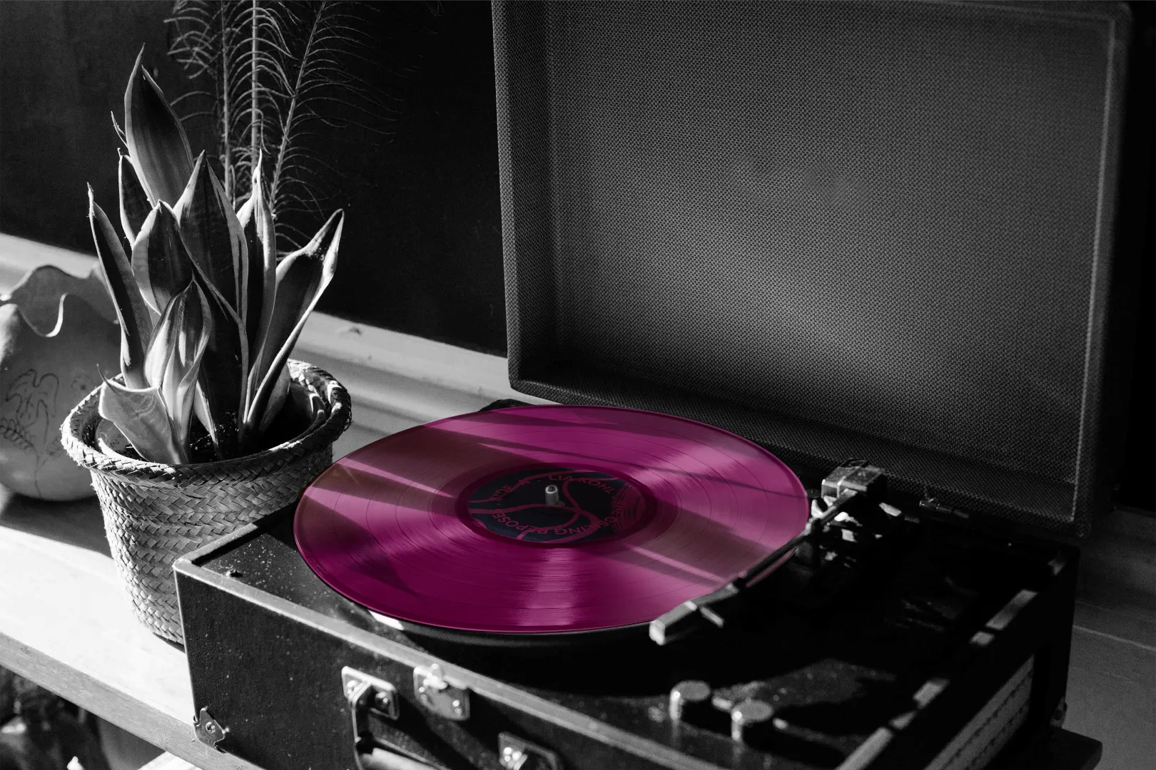 Vinyl player showcasing the vinyl design