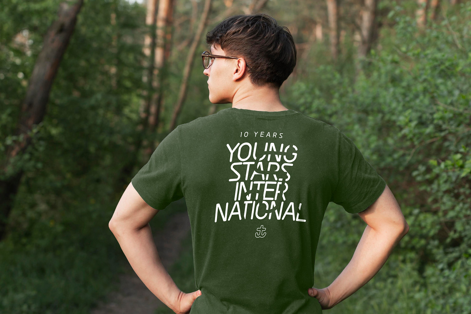 Bilder von Flyer, Rollup, Webseite und T-Shirtdesign