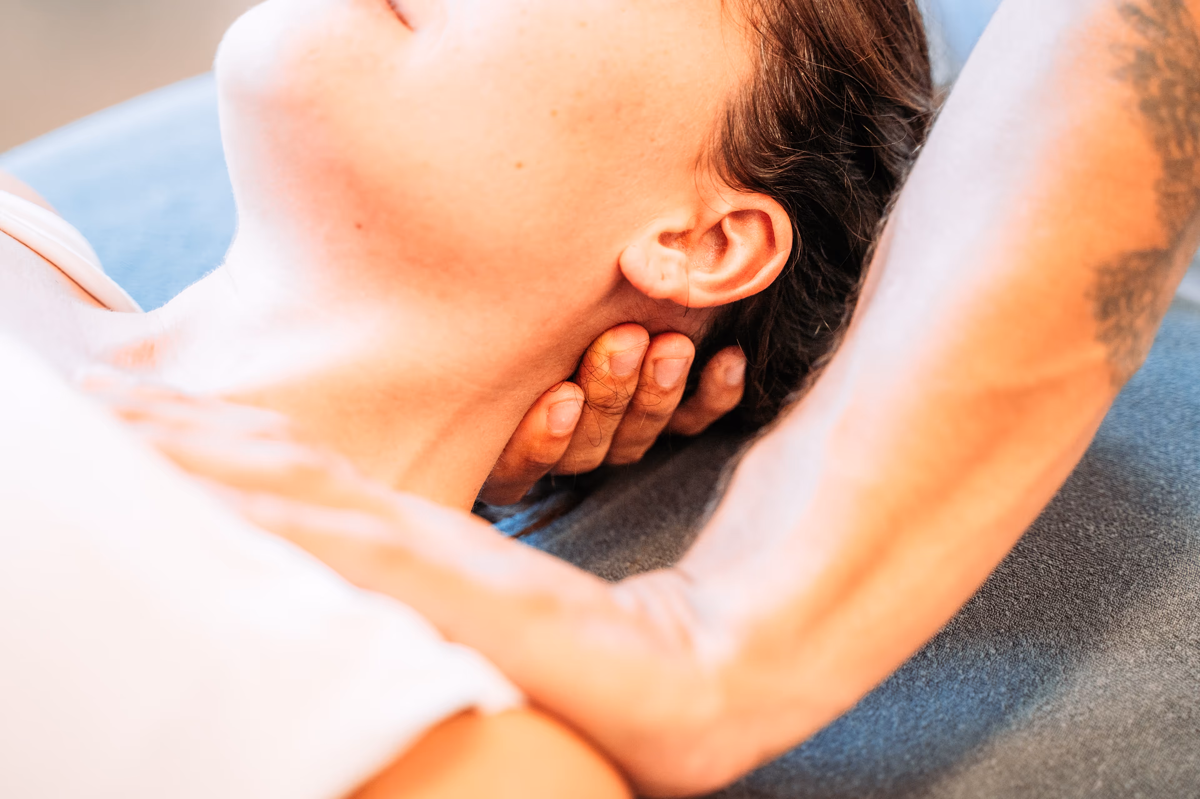 De osteopaat behandelt nekpijn