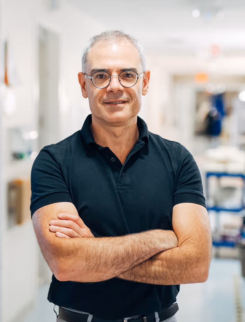 A portrait of Dr. Yaariv Khaykin.