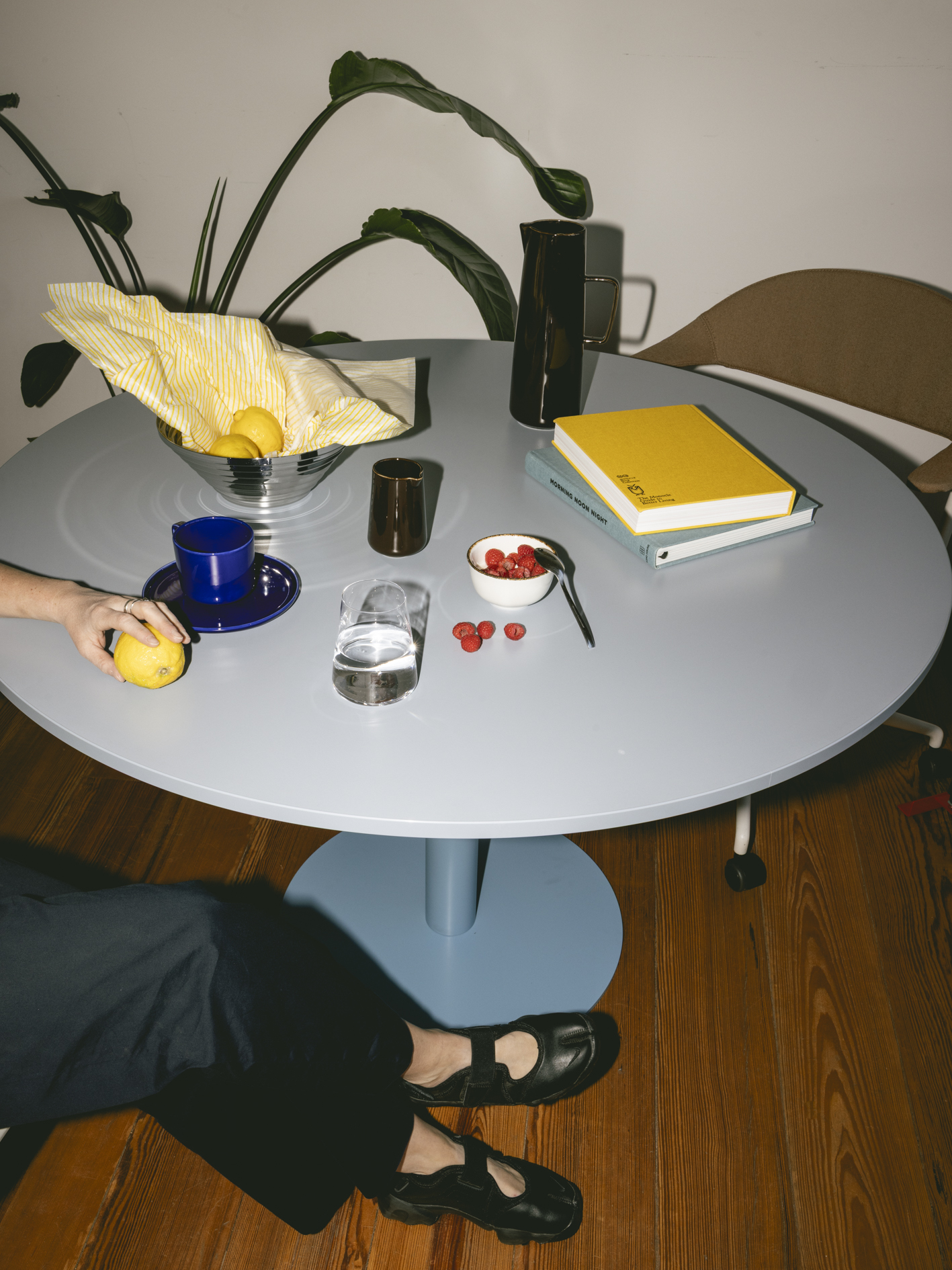 SIPS DINING Ø1200MM BASE: POWDER COATED STEEL 'PASTEL BLUE' TOP: POWDER BLUE HPL