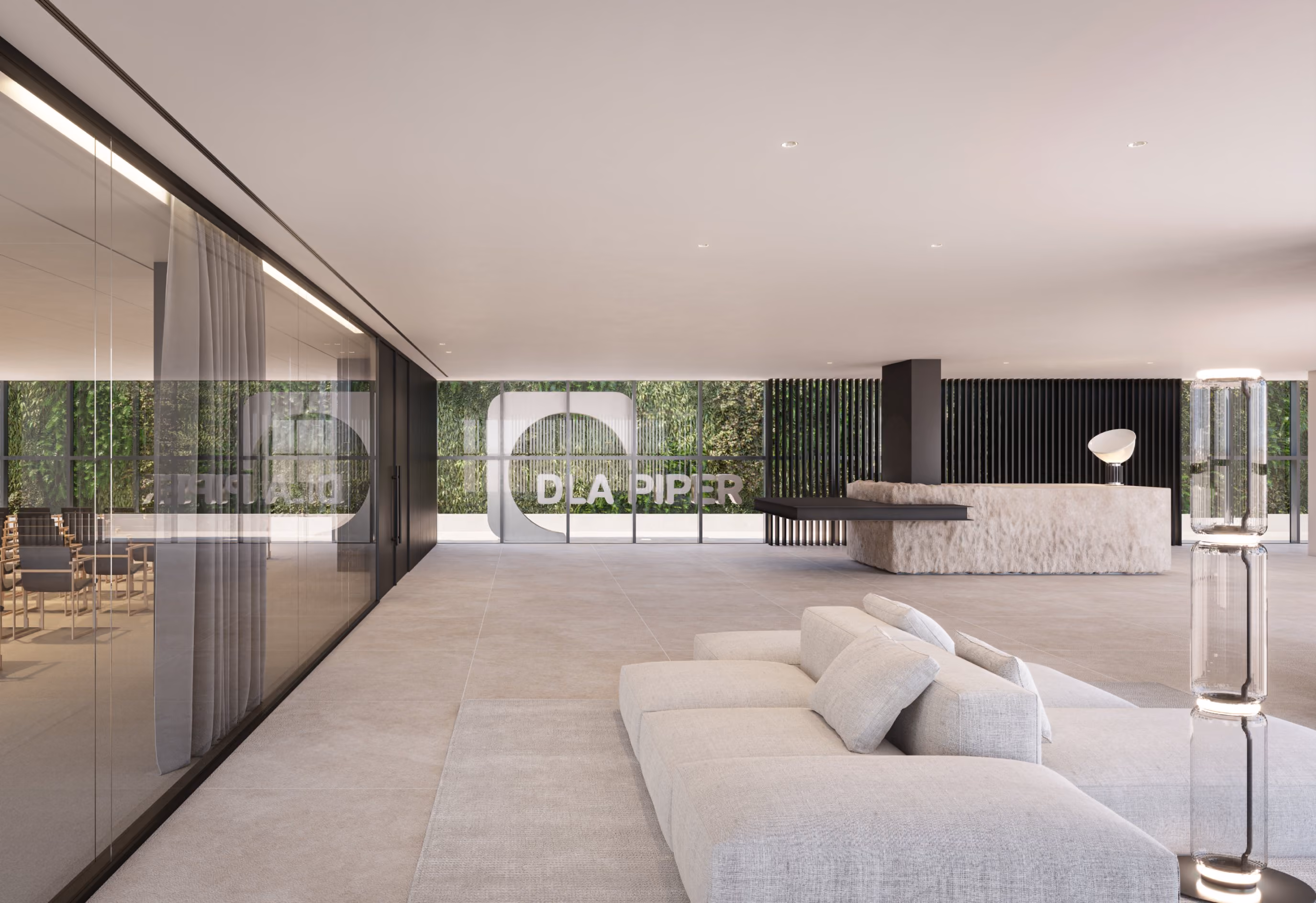 Recepción de oficina moderna y minimalista de DLA Piper, con un amplio espacio abierto, sofás claros, una lámpara de diseño en primer plano y un mostrador curvo revestido de material texturizado. Al fondo, grandes ventanales muestran vegetación exterior y el logotipo de DLA Piper sobre el vidrio.