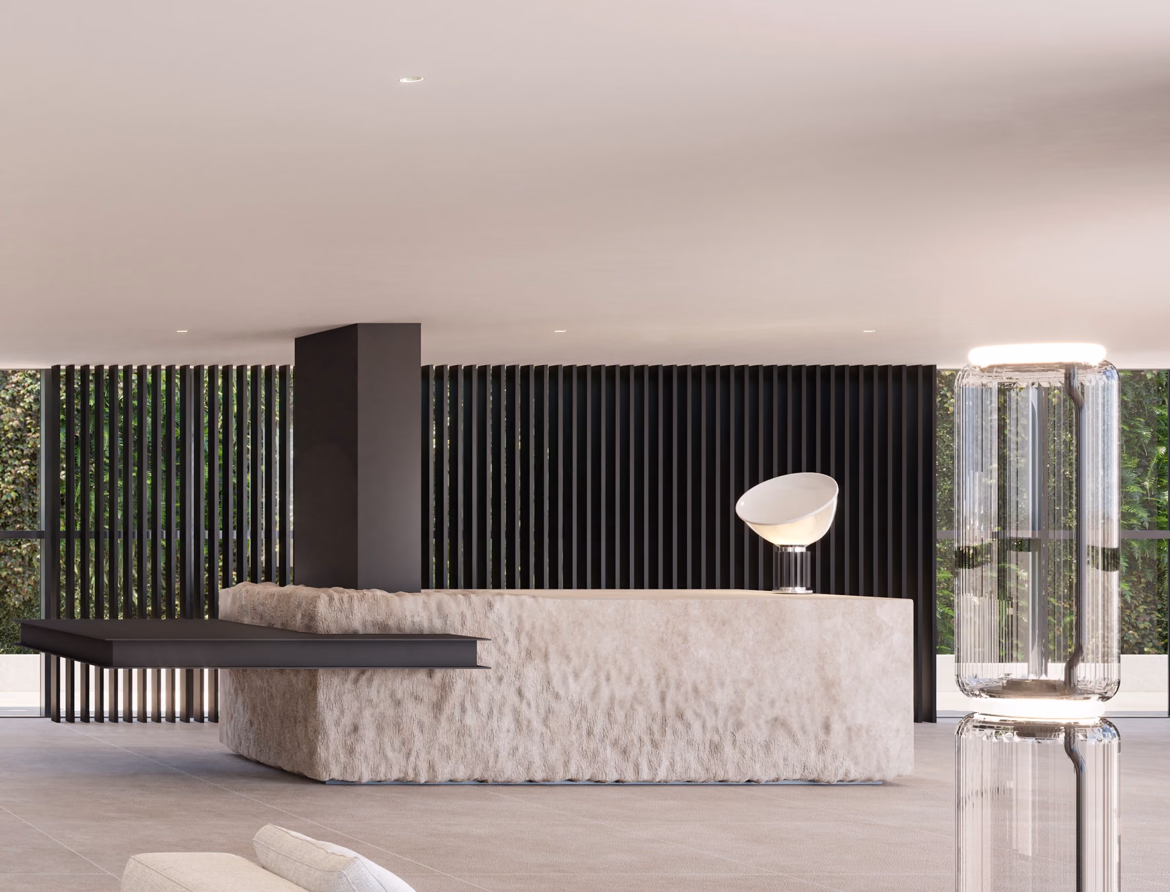Recepción de oficina moderna y minimalista de DLA Piper, con un amplio espacio abierto, sofás claros, una lámpara de diseño en primer plano y un mostrador curvo revestido de material texturizado. Al fondo, grandes ventanales muestran vegetación exterior y el logotipo de DLA Piper sobre el vidrio.