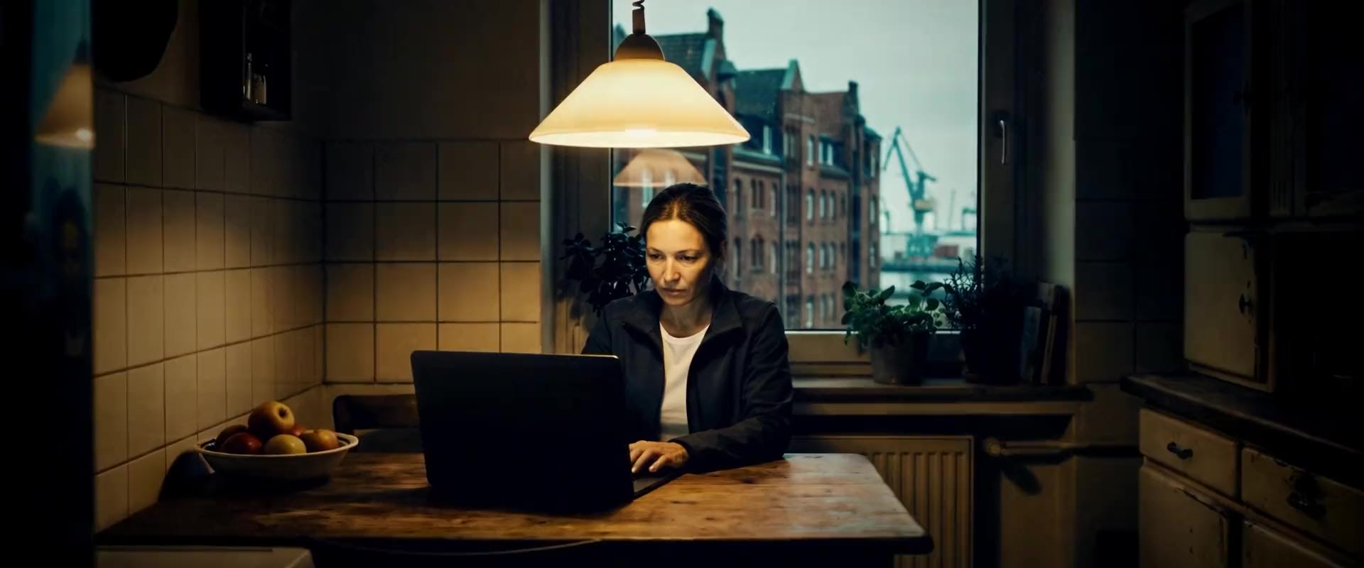Szene aus dem SAFETEE-Recruiting-Film „Der Plan“: Bewerberin findet die Stellenanzeige