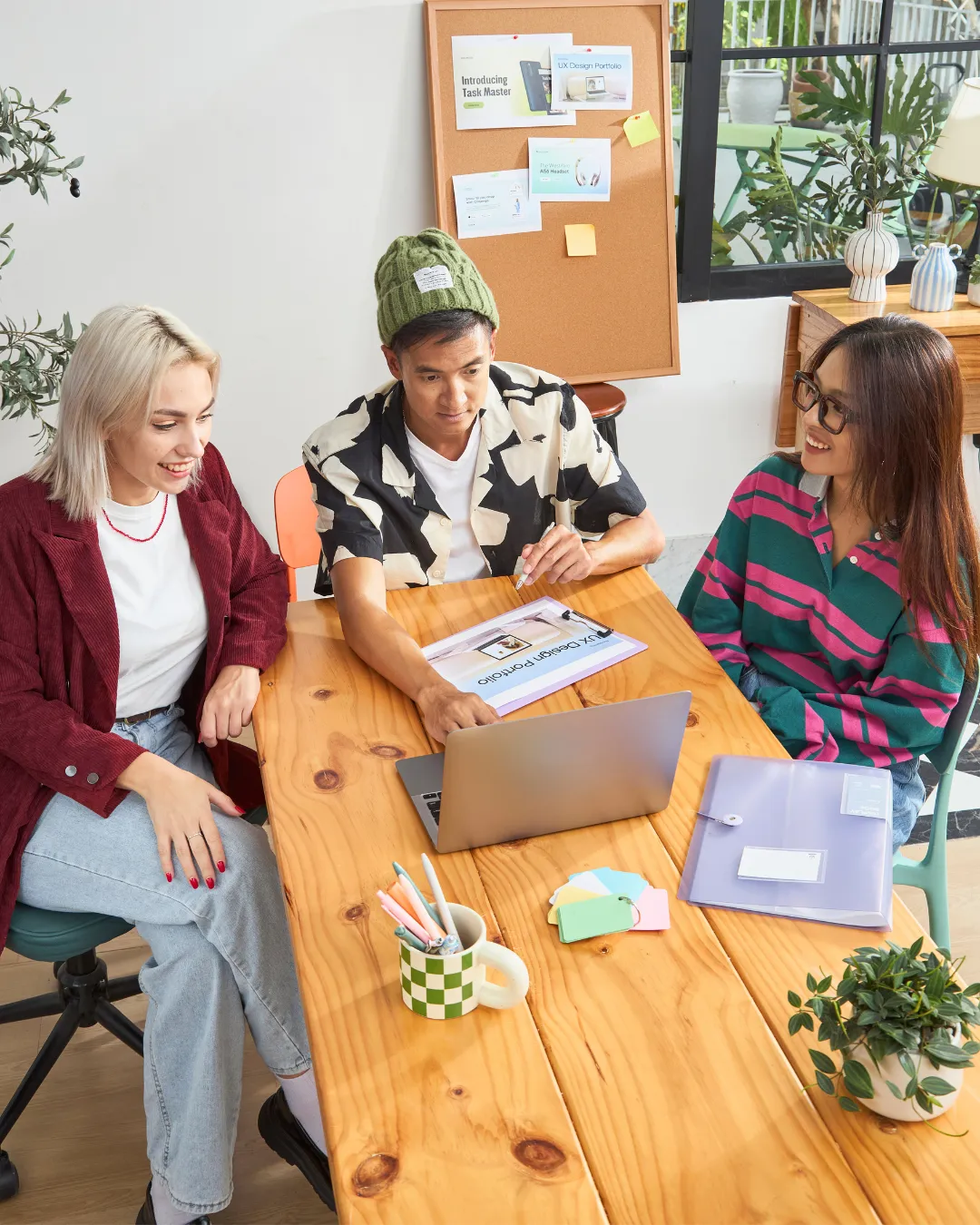 SaaS demand generation
agency team reviewing fullfunnel
pipeline performance
on screen