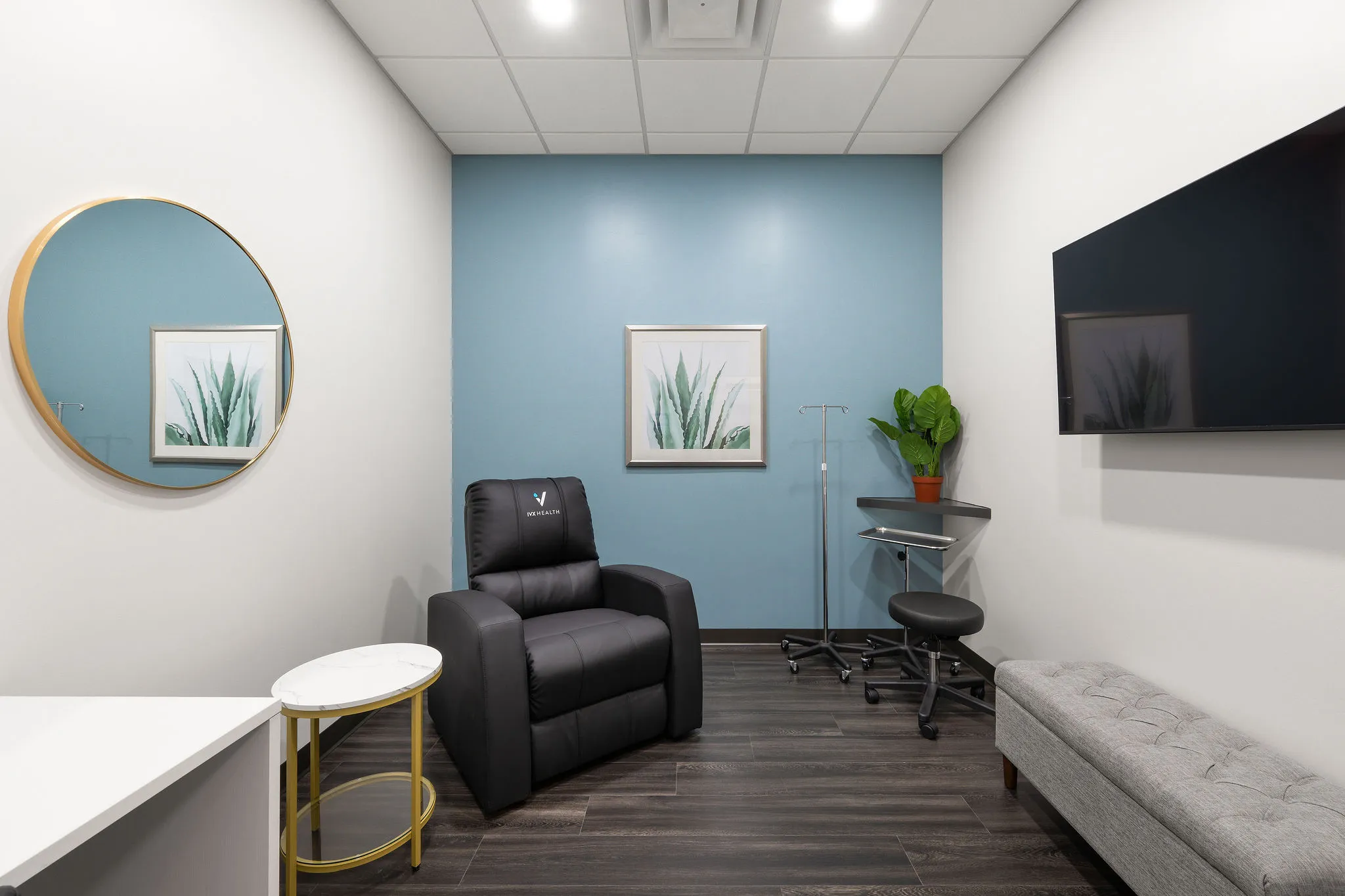 Patient infusion room at IVX Health Crescent Springs, constructed by Perry Contracting.