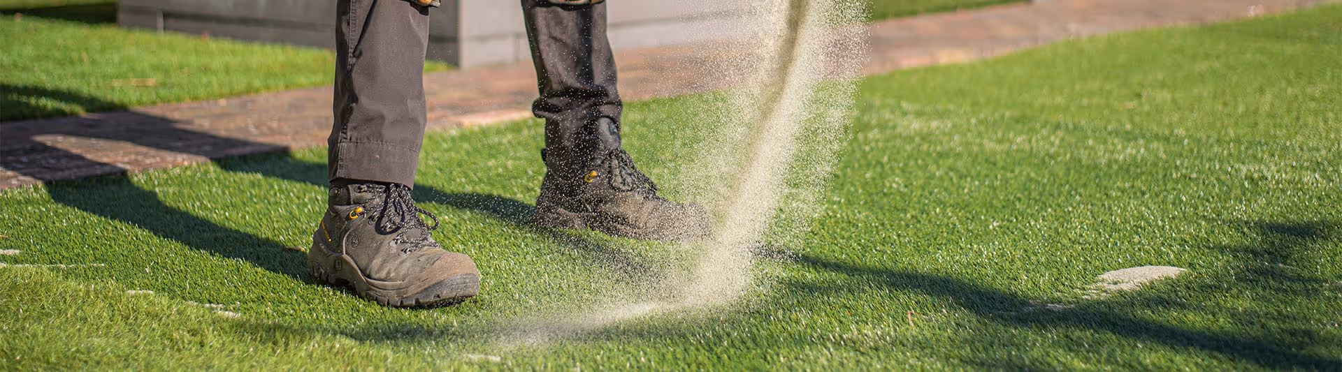 Artificial grass maintenance: this is how it should be done - 4 steps and tips