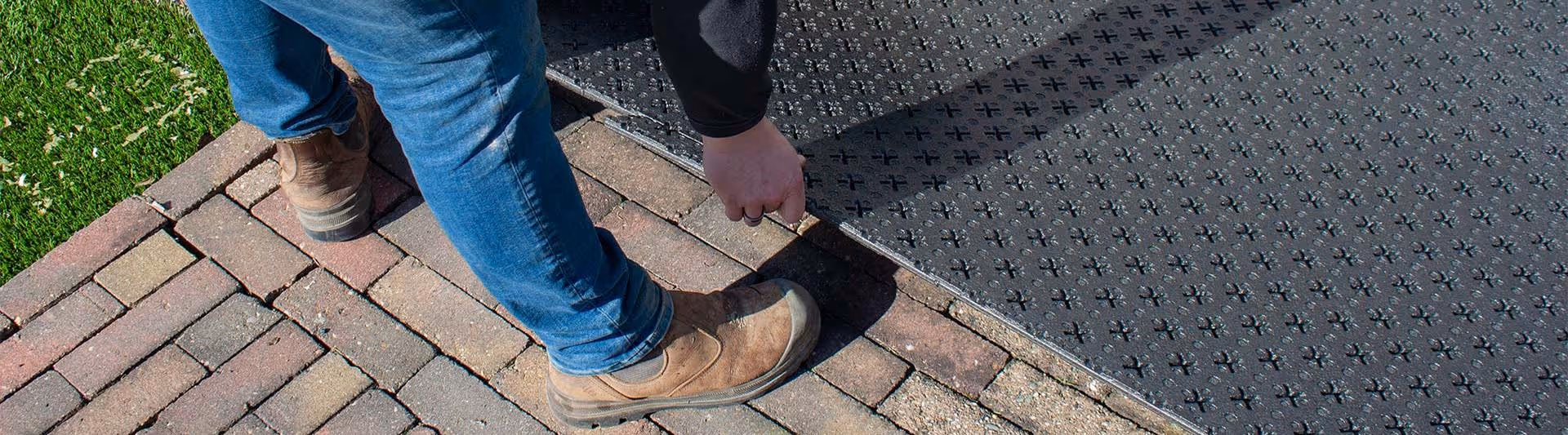 Jouez en toute sécurité grâce à la protection contre les chutes en gazon artificiel
