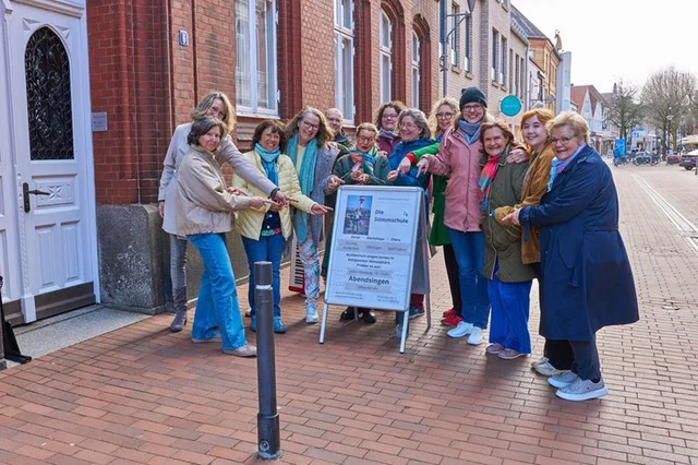 Sonja Wilts und Besucher vor der Stimmschule