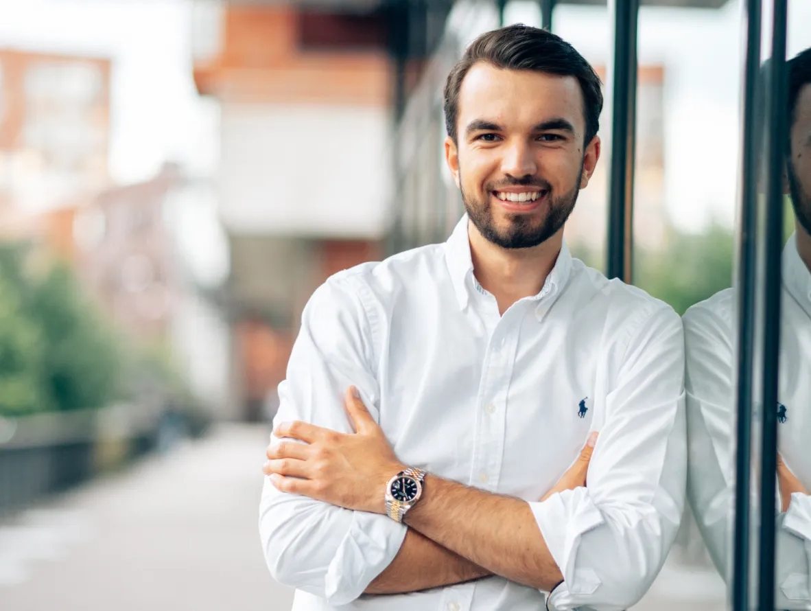 Johannes Bopp lachend mit verschränkten Armen.