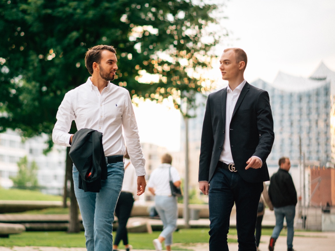 Johannes Bopp und Henri Fuchs gehen nebeneinander.