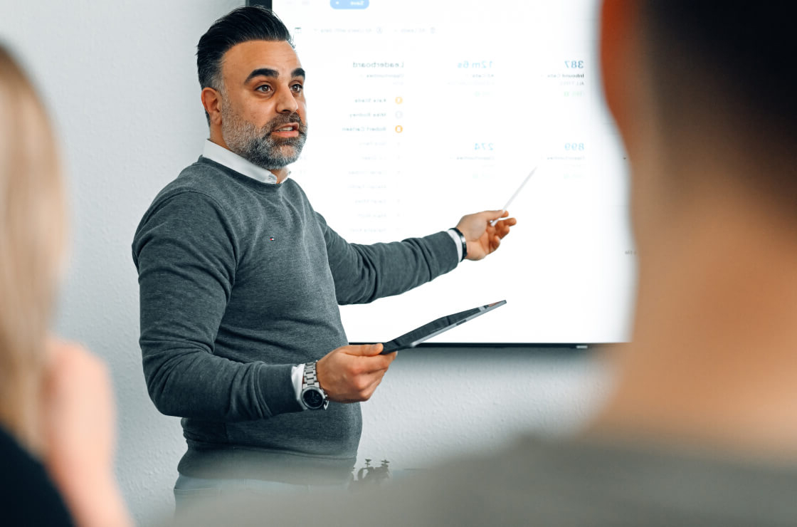 Johannes Bopp Mitarbeiter der auf einer Tafel die Vertriebsagentur Industrie erklärt