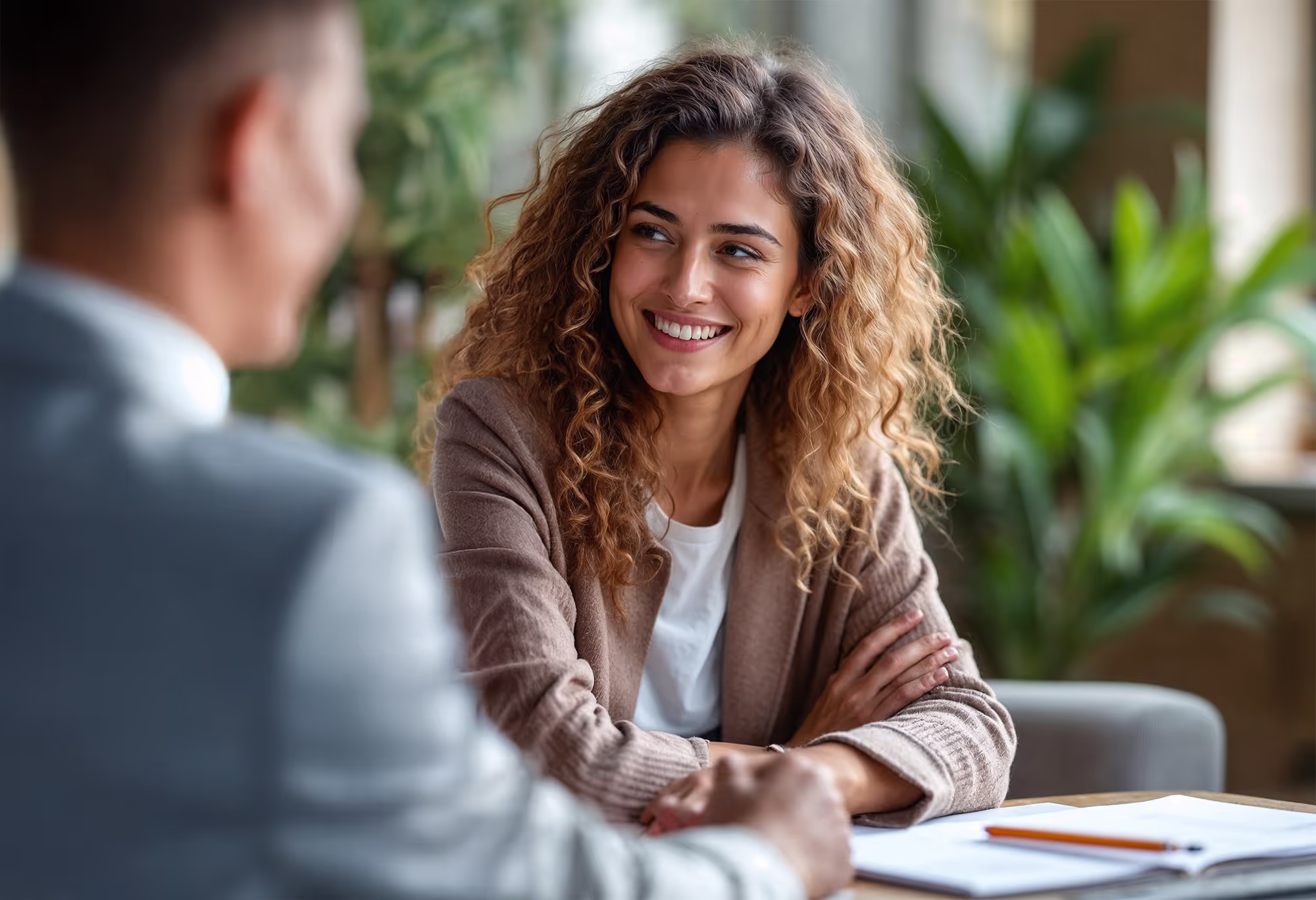 Une femme assise à un bureau en consultation