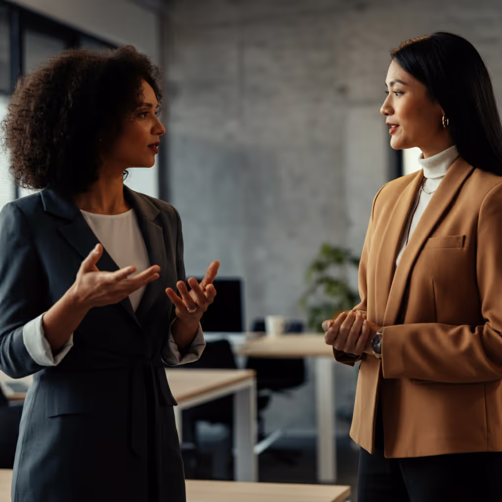 Deux femmes en discussion