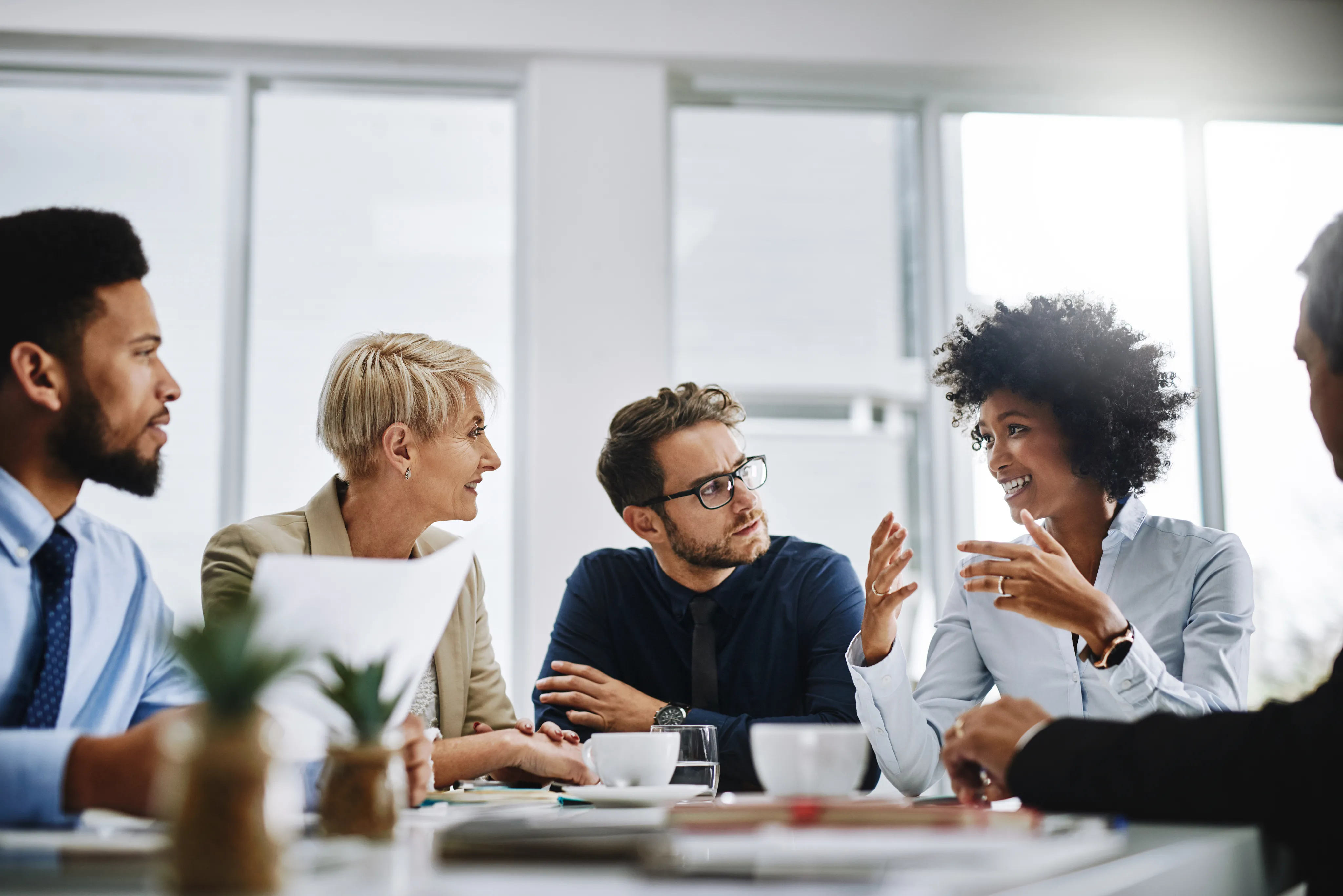 Un groupe de personnes qui font un brainstorming