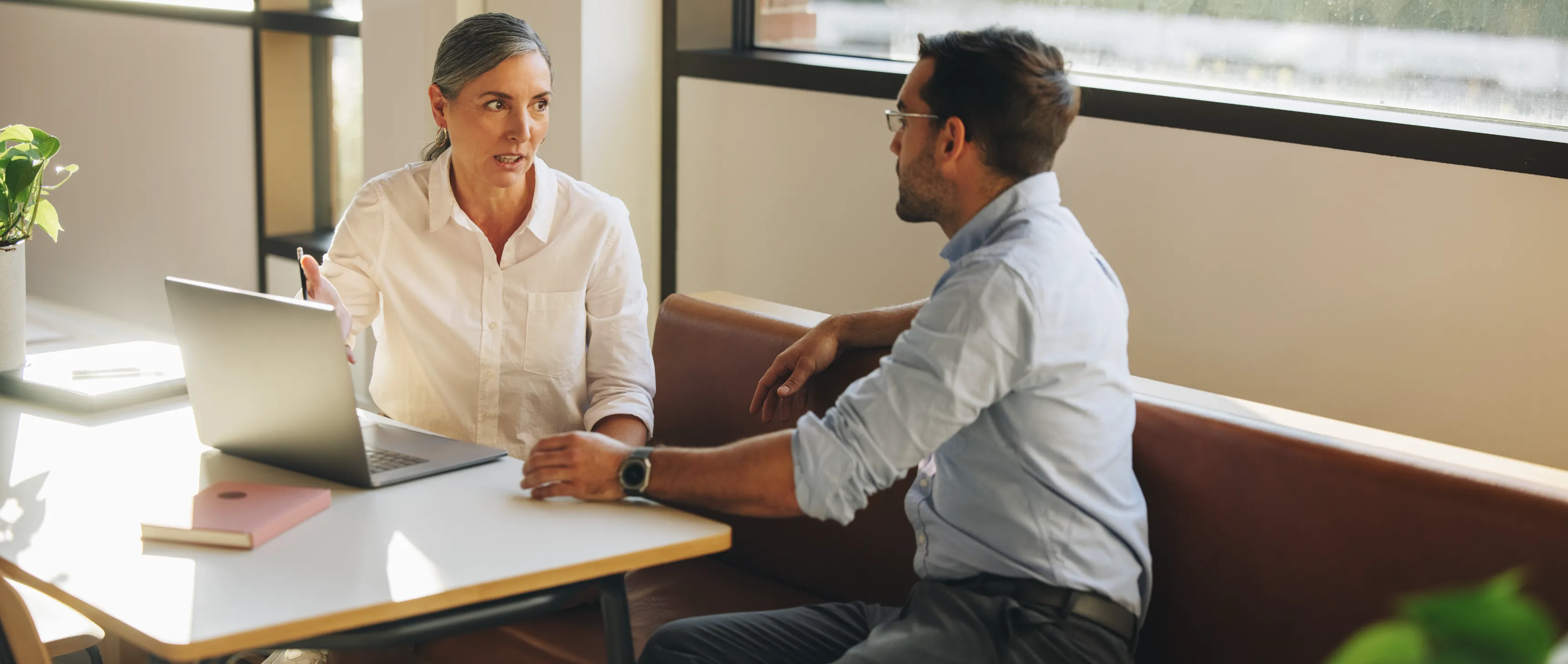 Une femme explique un projet à un homme