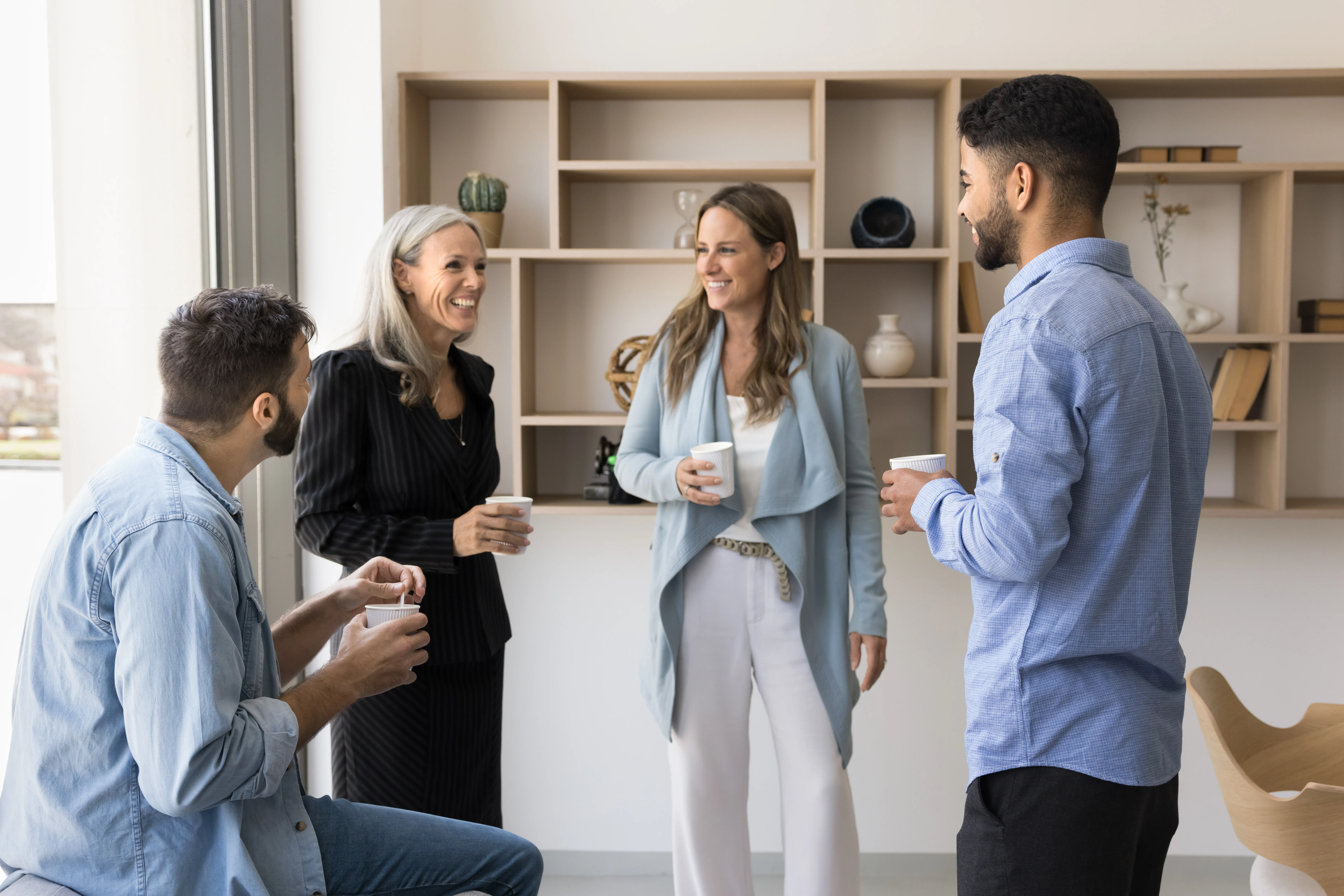 Un groupe de personnes discutent à la pause du travail