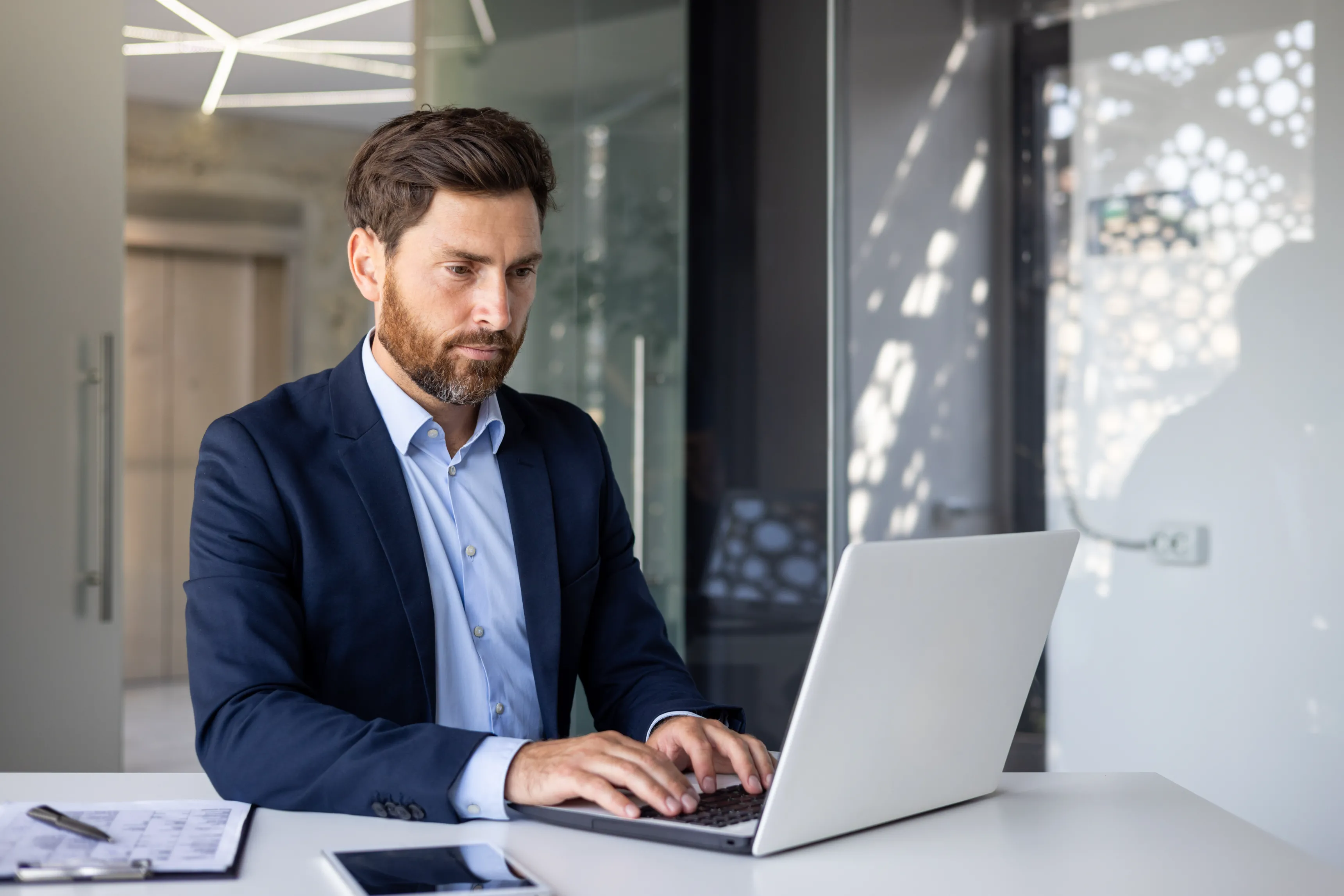 Un homme travaille sur son ordinateur