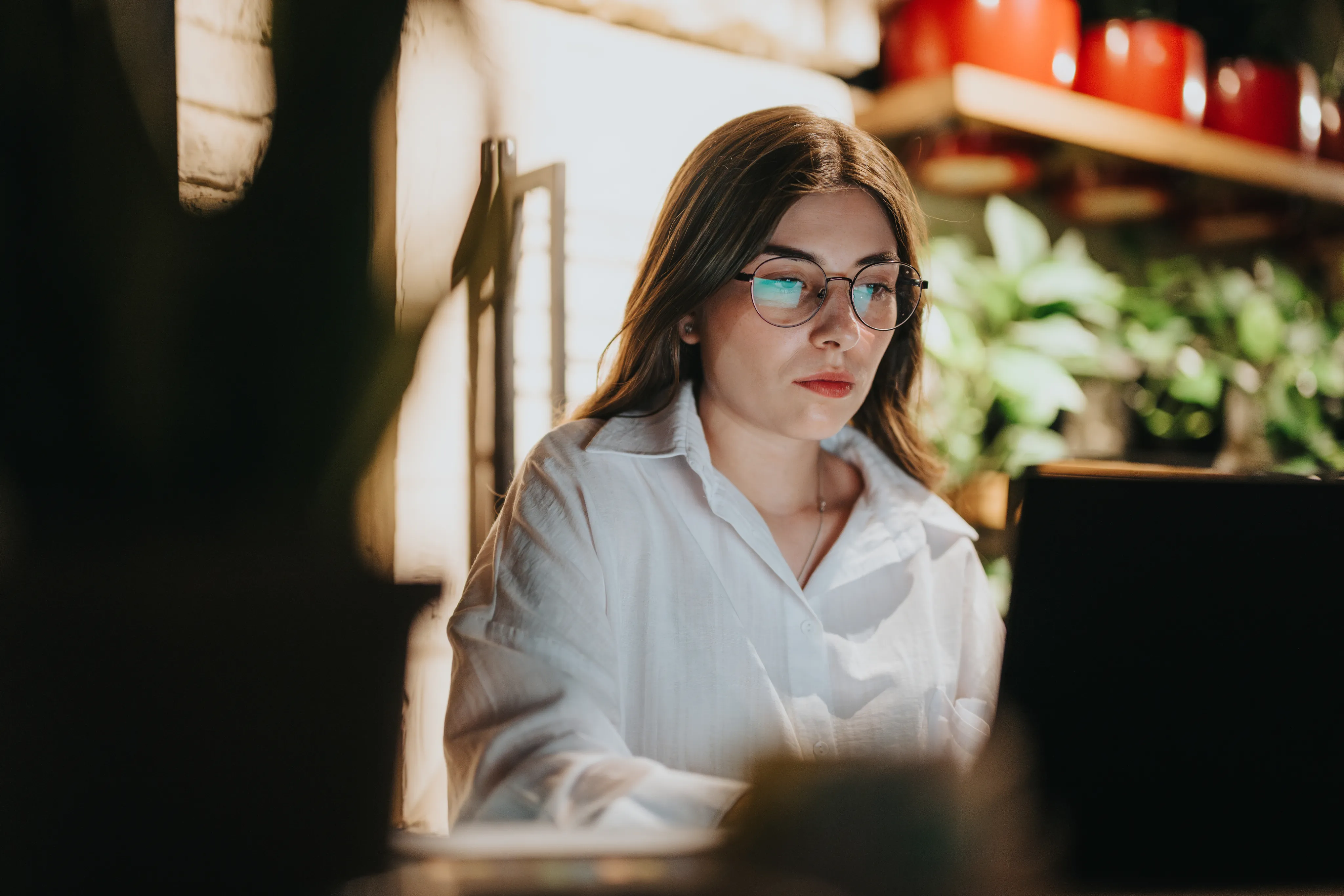 Une femme devant un ordinateur