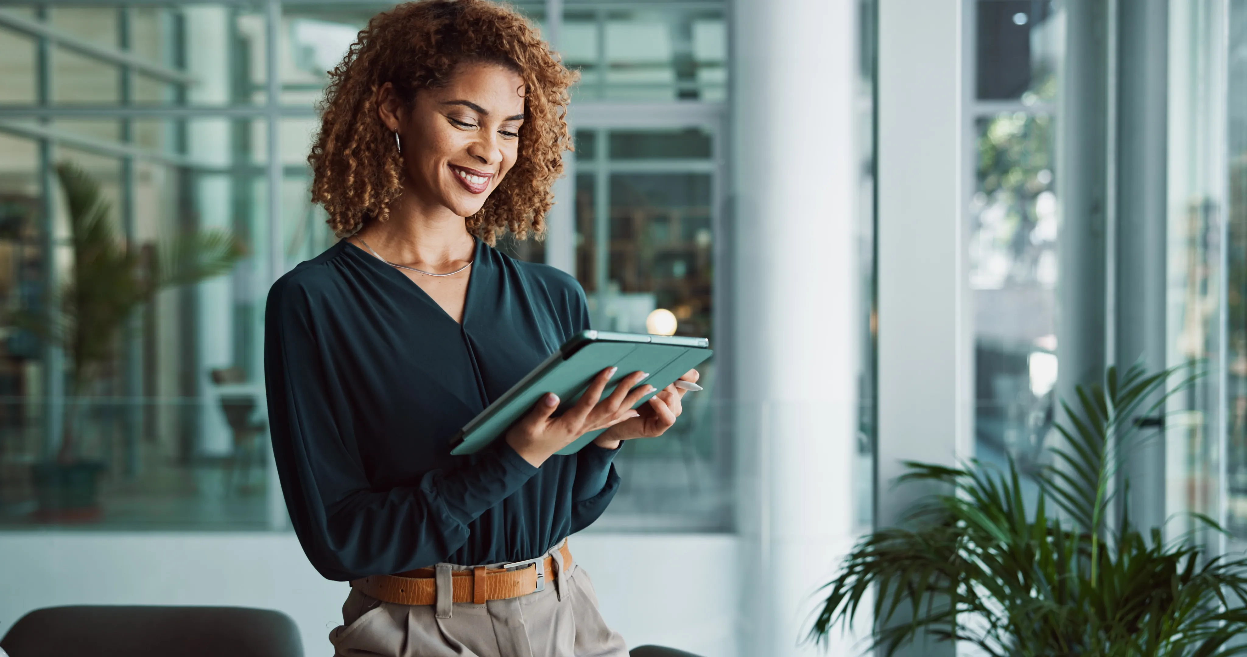 Une femme debout avec une tablette dans les mains