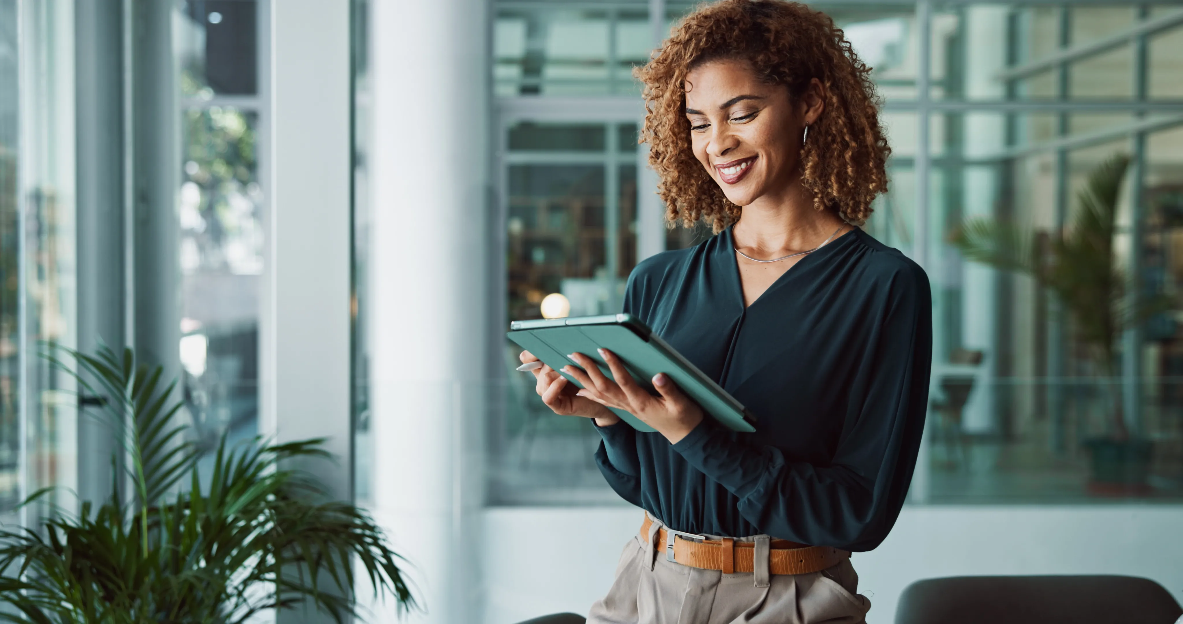 Une femme avec une tablette dans les mains
