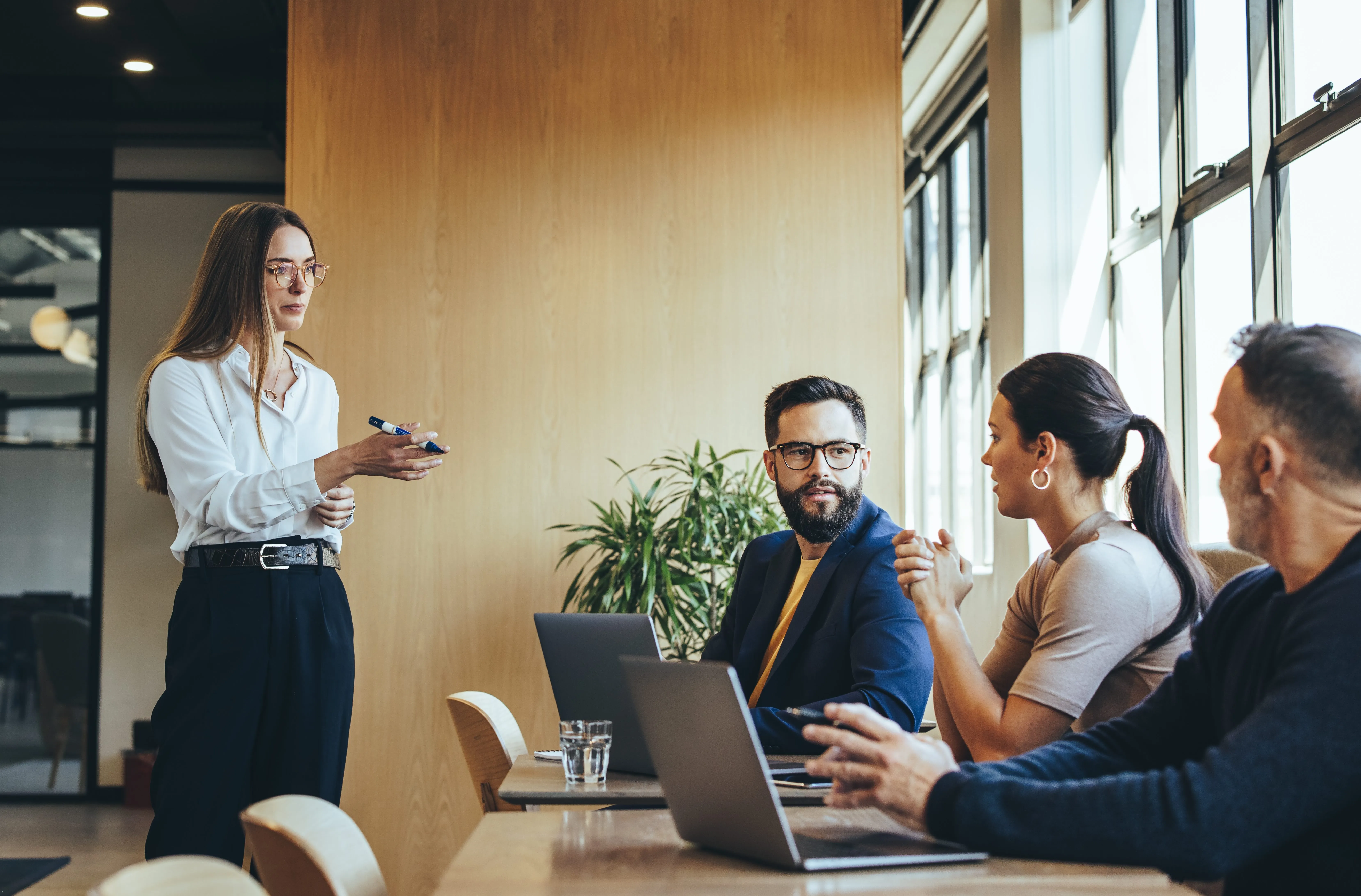 Un groupe de personnes en brainstorming dans une salle