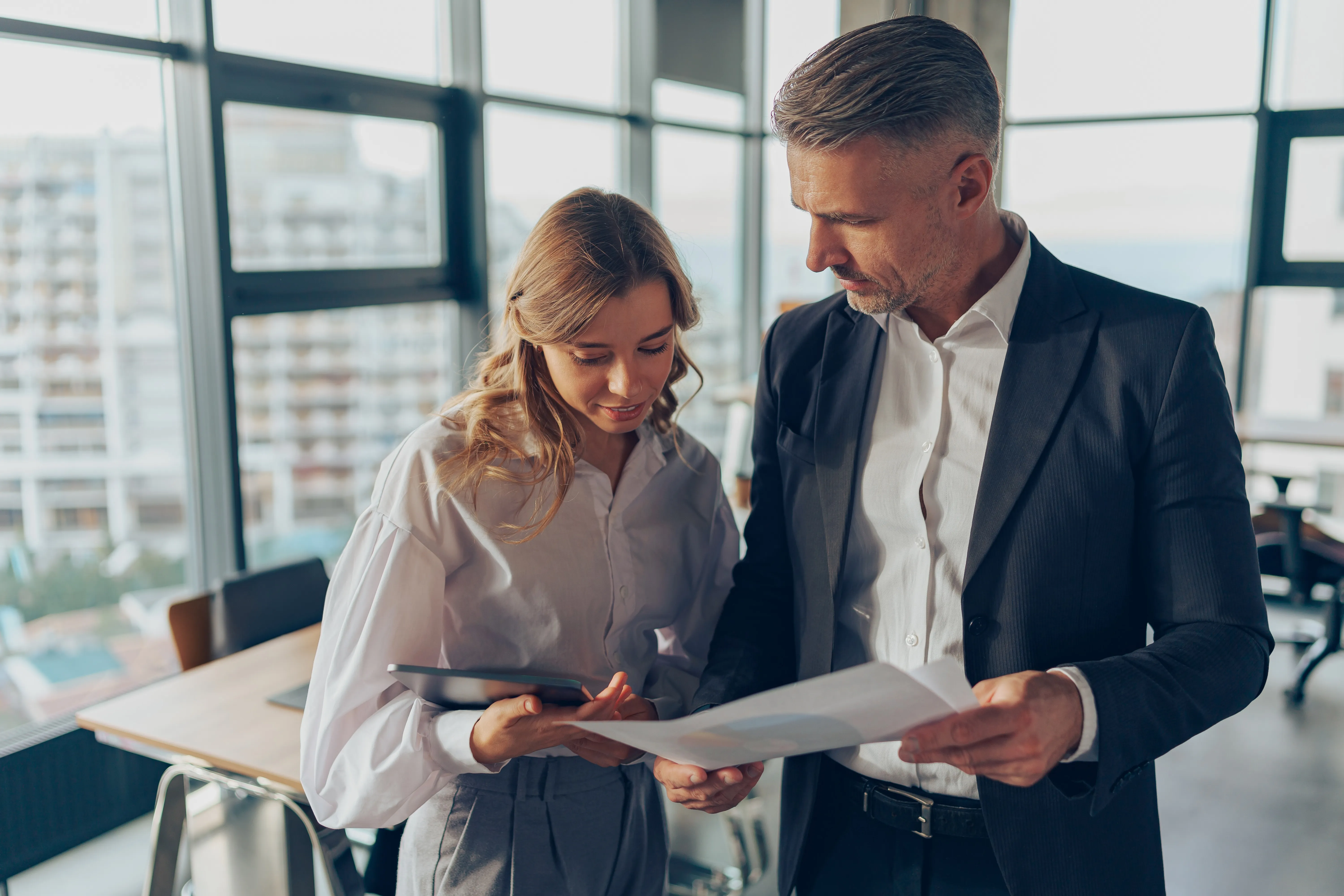 Un homme et une femme qui lisent un document