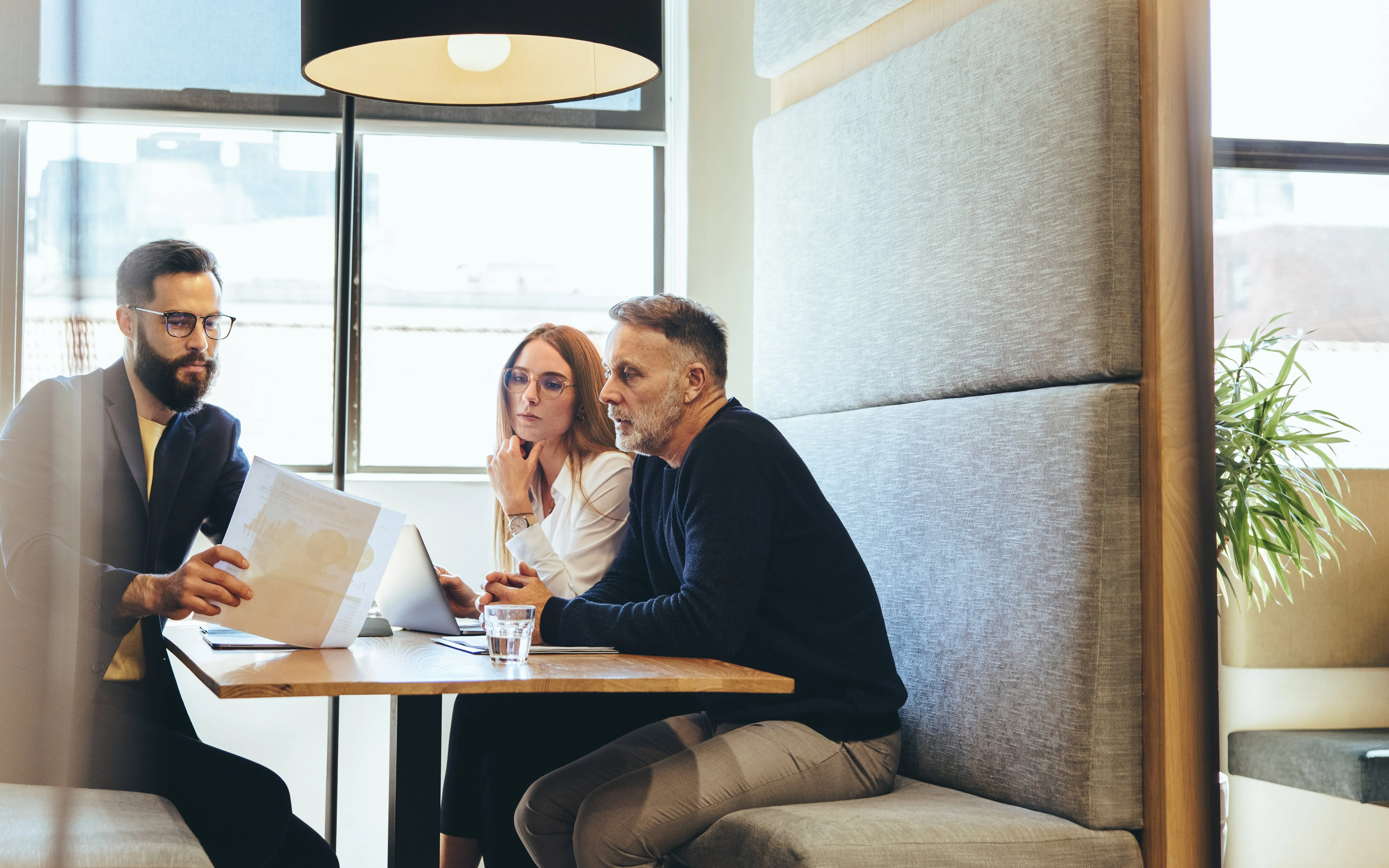 Des employés en discussion autour d'une table