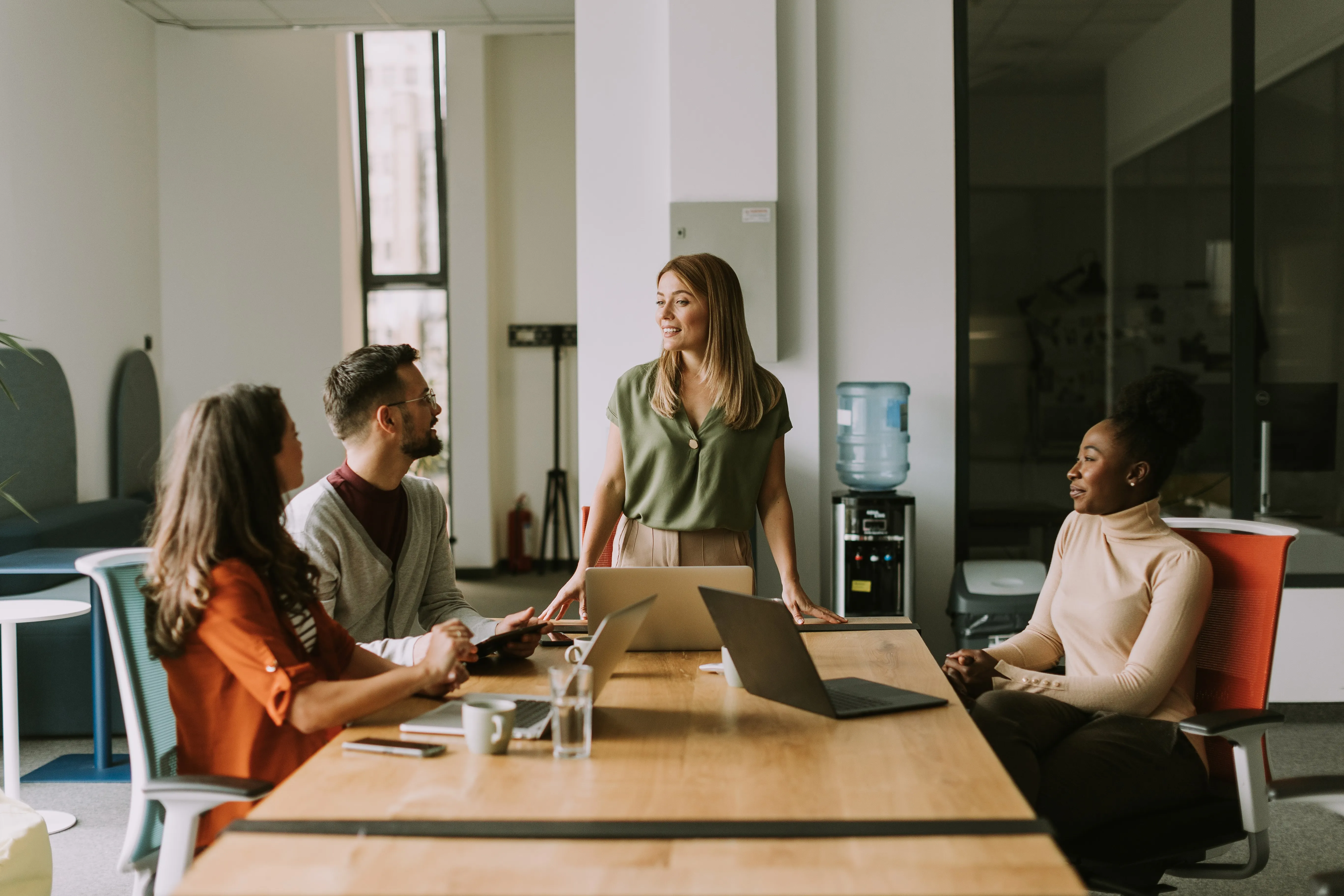 Un groupe d'employés dans une salle de réunion