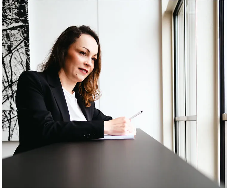 Ellen-mit-stift-und-papier-am-arbeiten