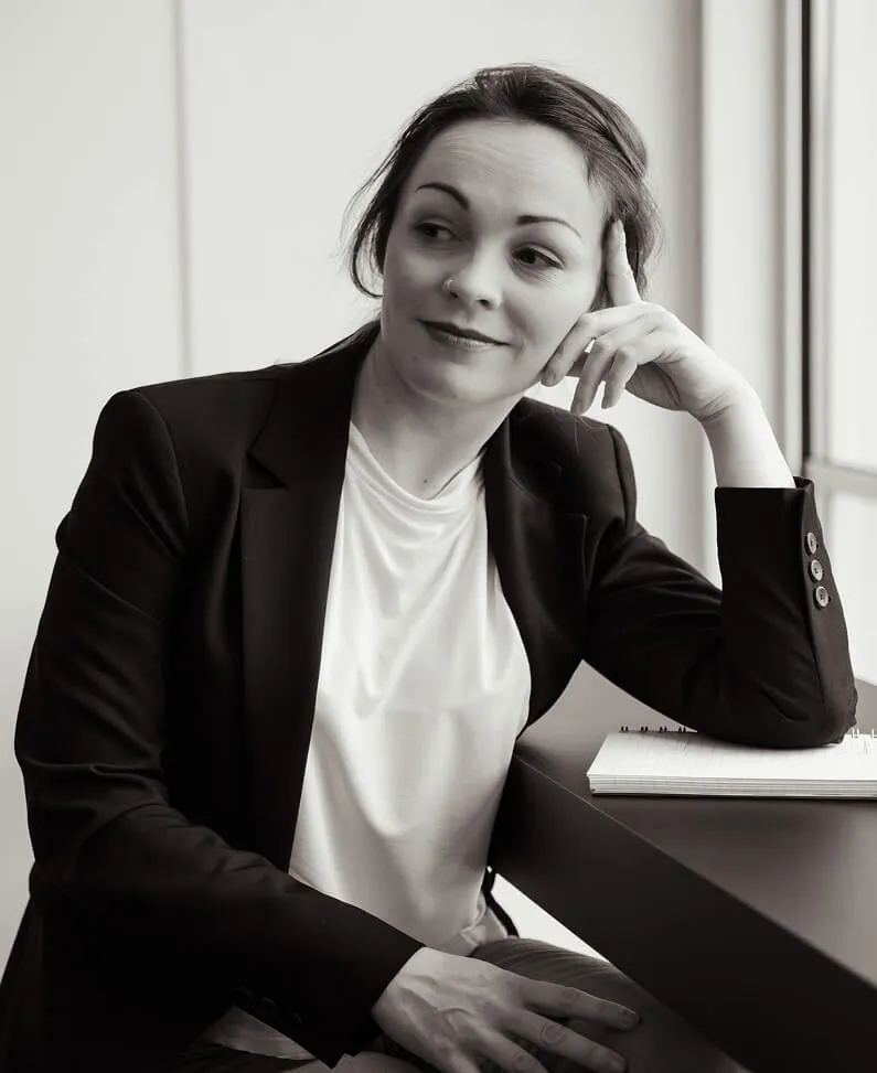 Babs-schwarz-weiß-Aufnahme-Denkerpose