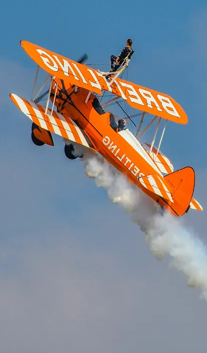 Flugzeug, das steil aufsteigt symbolisiert den Aufstieg eines Unternehmens