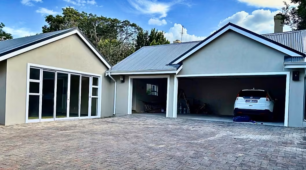 Triple Garage & Entertainment Room