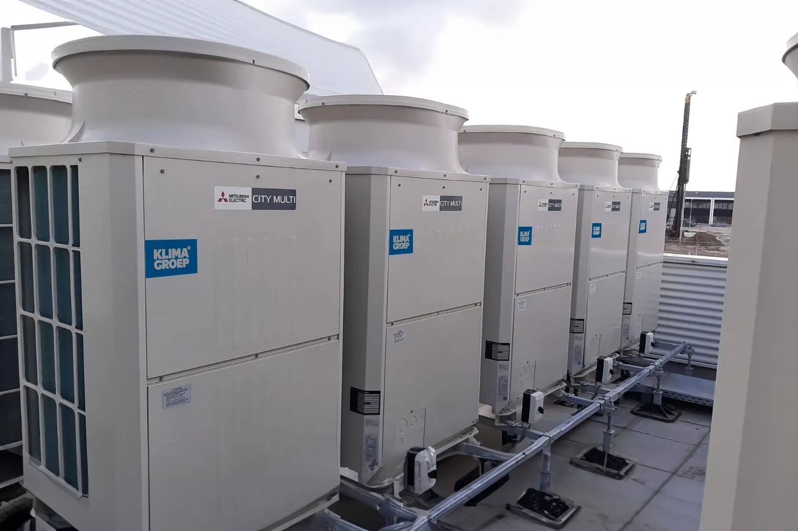 Buitenunits van aircosystemen van Klima Groep op een dak