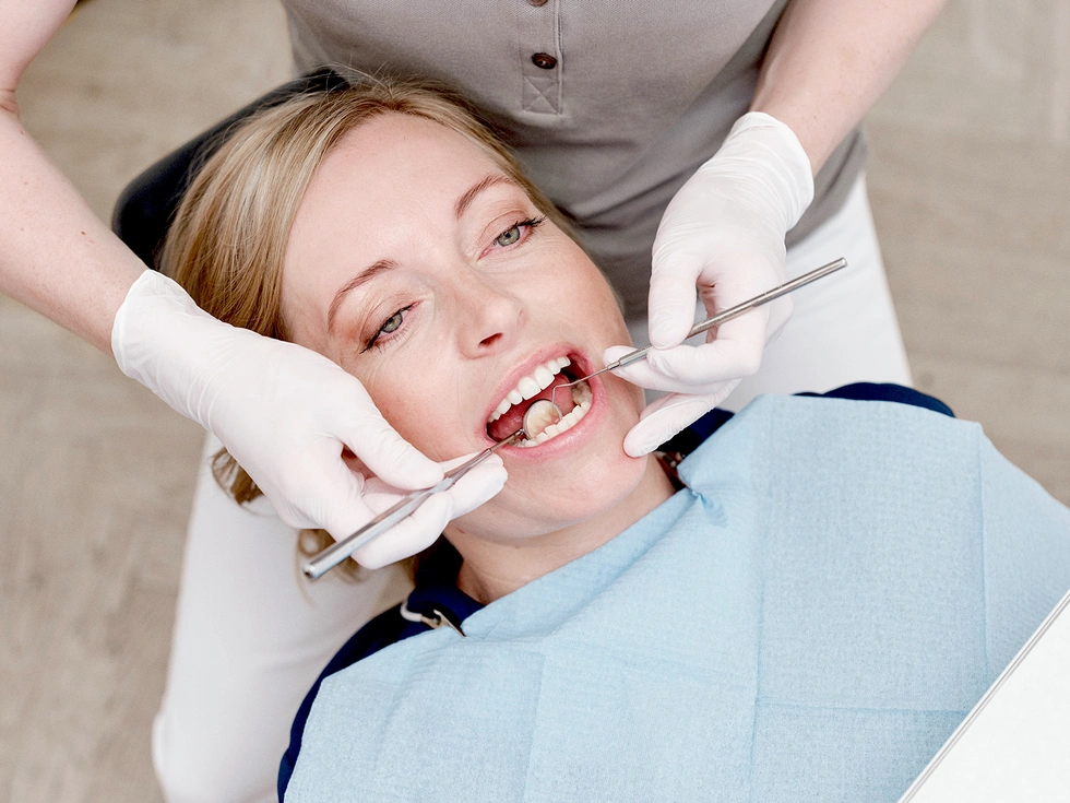 Forstuvet tand – symptomer, årsager og behandling