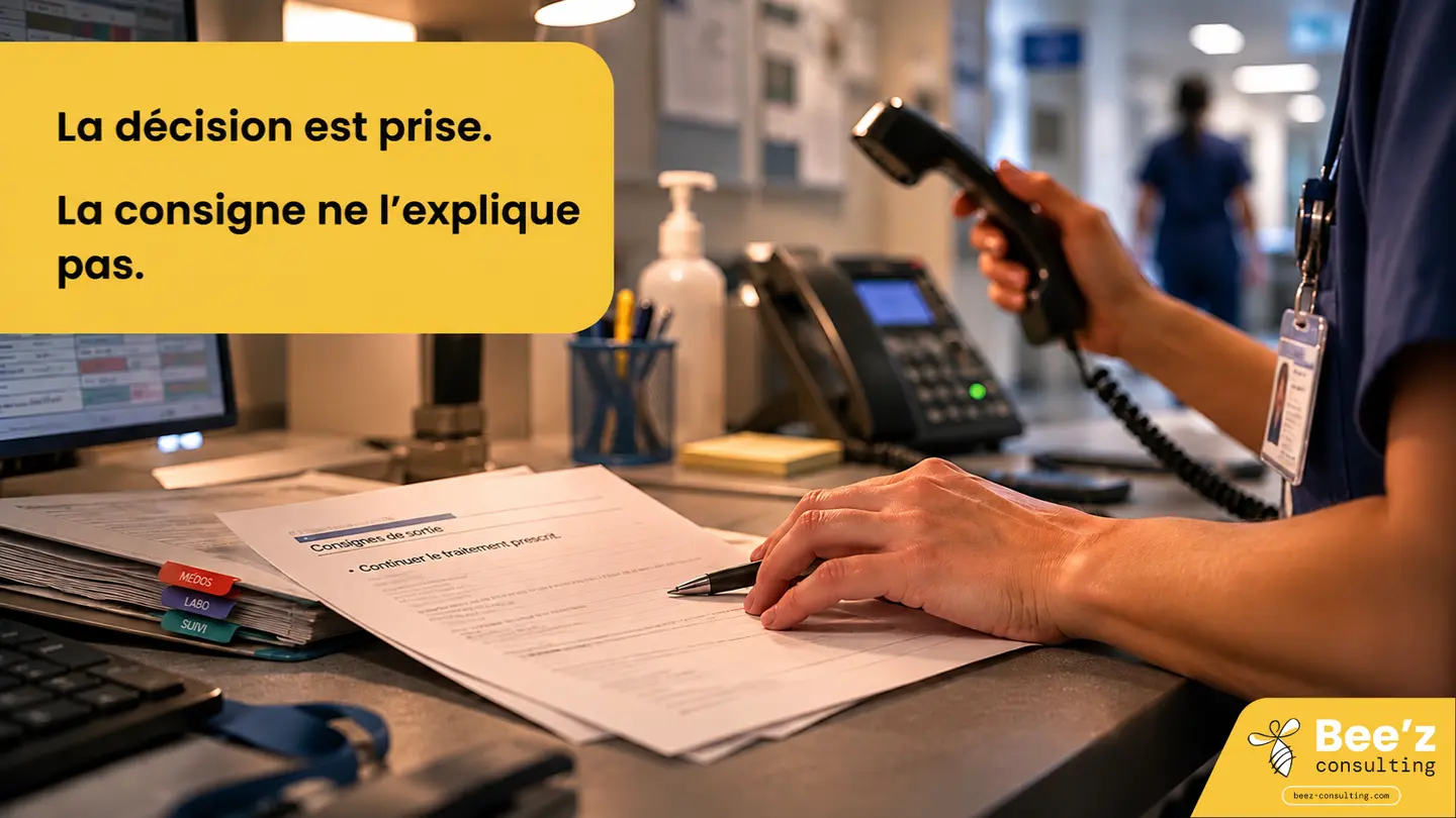 Une infirmière à un poste de travail hospitalier, téléphone en main, lisant des consignes de sortie sommaires — une décision clinique privée de son raisonnement lors du relais
