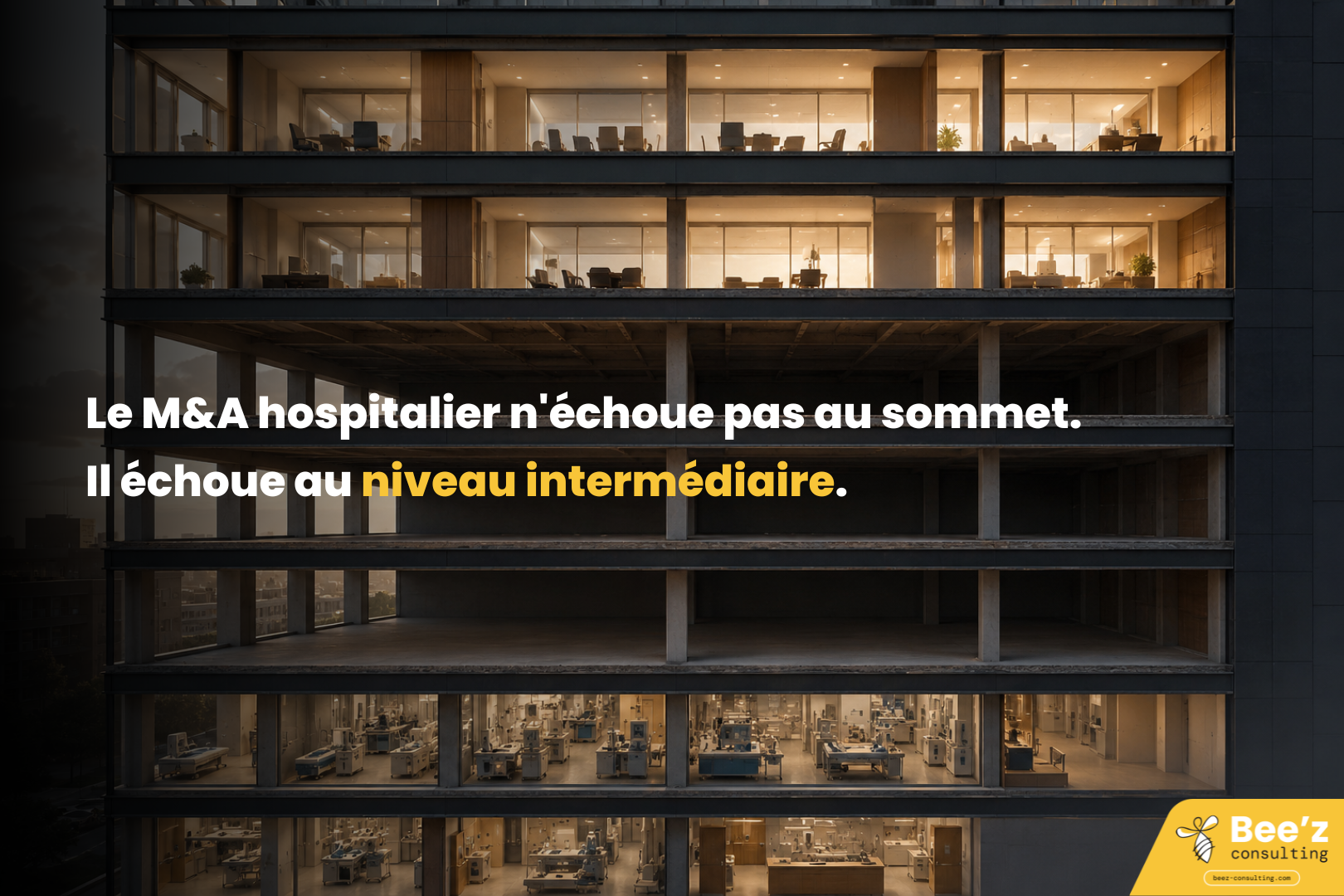 Coupe transversale d'un hôpital avec bureaux éclairés en haut, étages cliniques en bas, niveaux intermédiaires vides, titre en surimpression