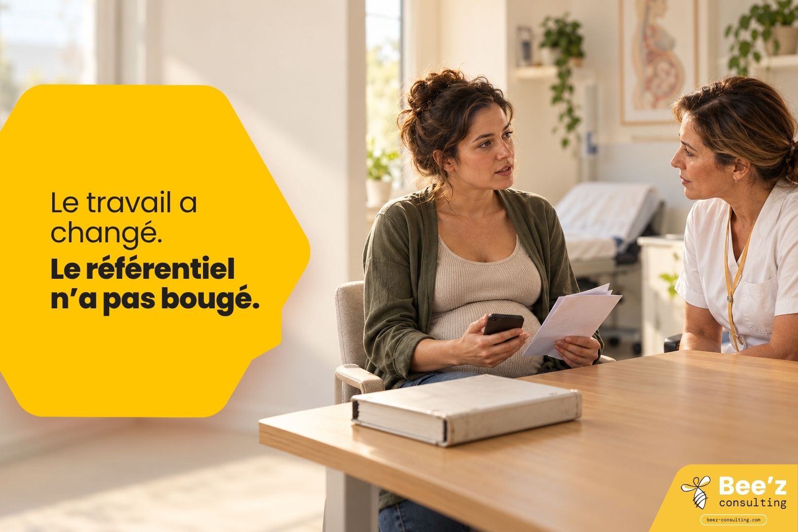 Femme enceinte, téléphone et feuilles en main, face à une sage-femme attentive ; un classeur fermé reste intact sur le bureau