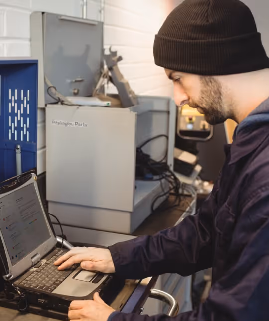 Μηχανικός δουλεύει σε υπολογιστή 