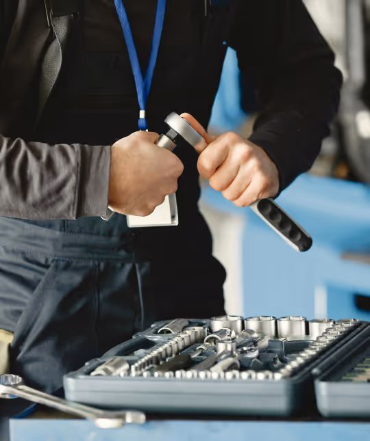 Μηχανικός κρατά εργαλεία 