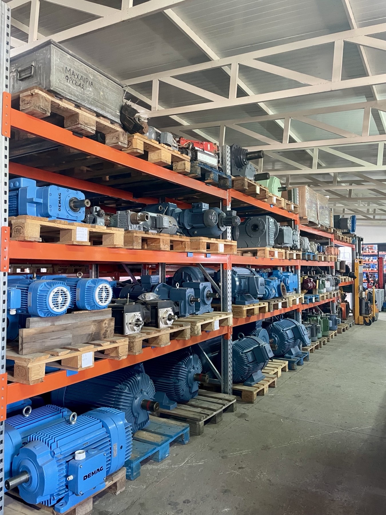 Ώριμος μηχανικός που ελέγχει έγγραφα