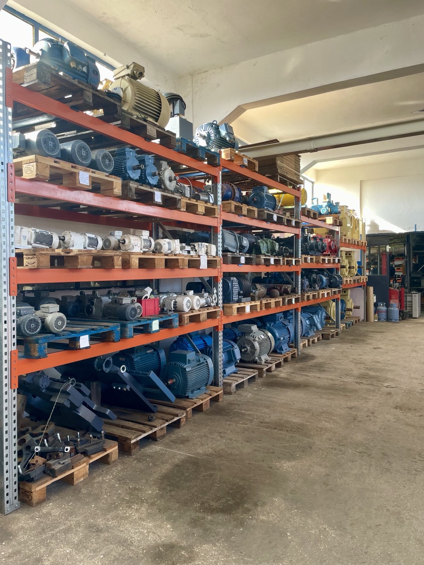 Απλά ντυμένος επαγγελματίας κάνει χειραψία με πελάτη - εργάτης